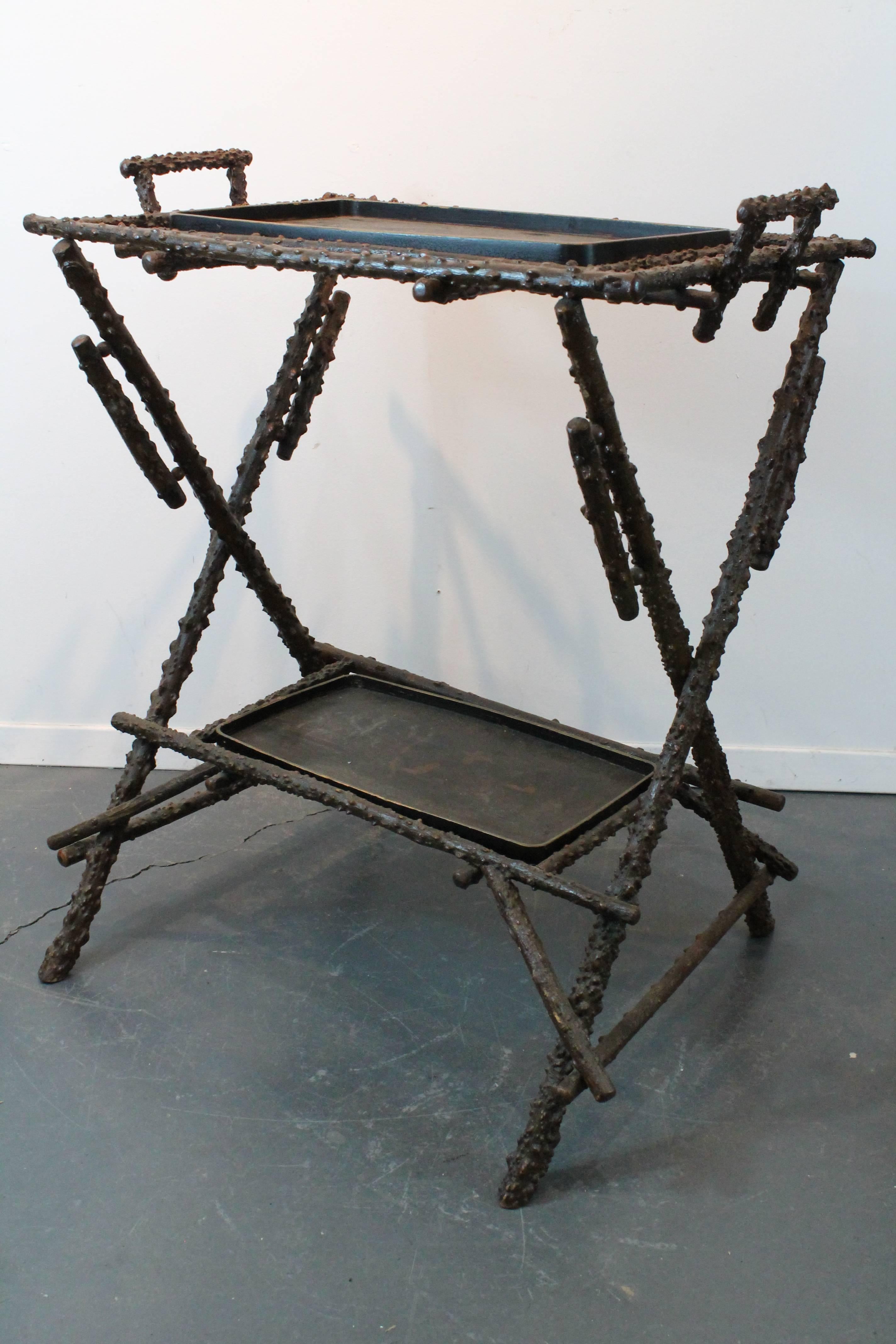 Chinese Two-Tiered Knotted Wood and Removable Lacquered Tray Tea Table In Good Condition For Sale In 3 Oaks, MI