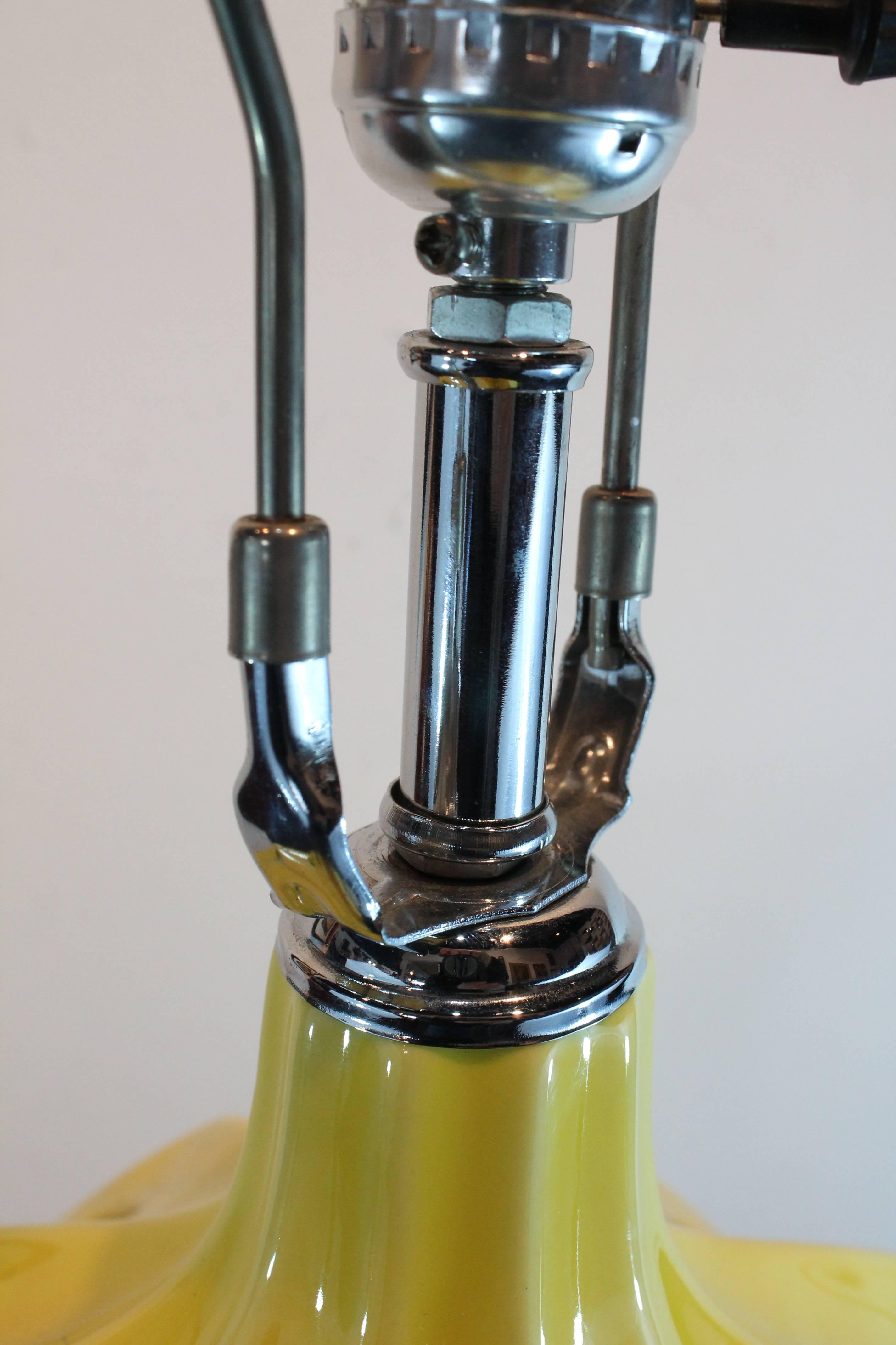 1970s Ceramic and Lucite Modernist Table Lamp In Excellent Condition For Sale In 3 Oaks, MI