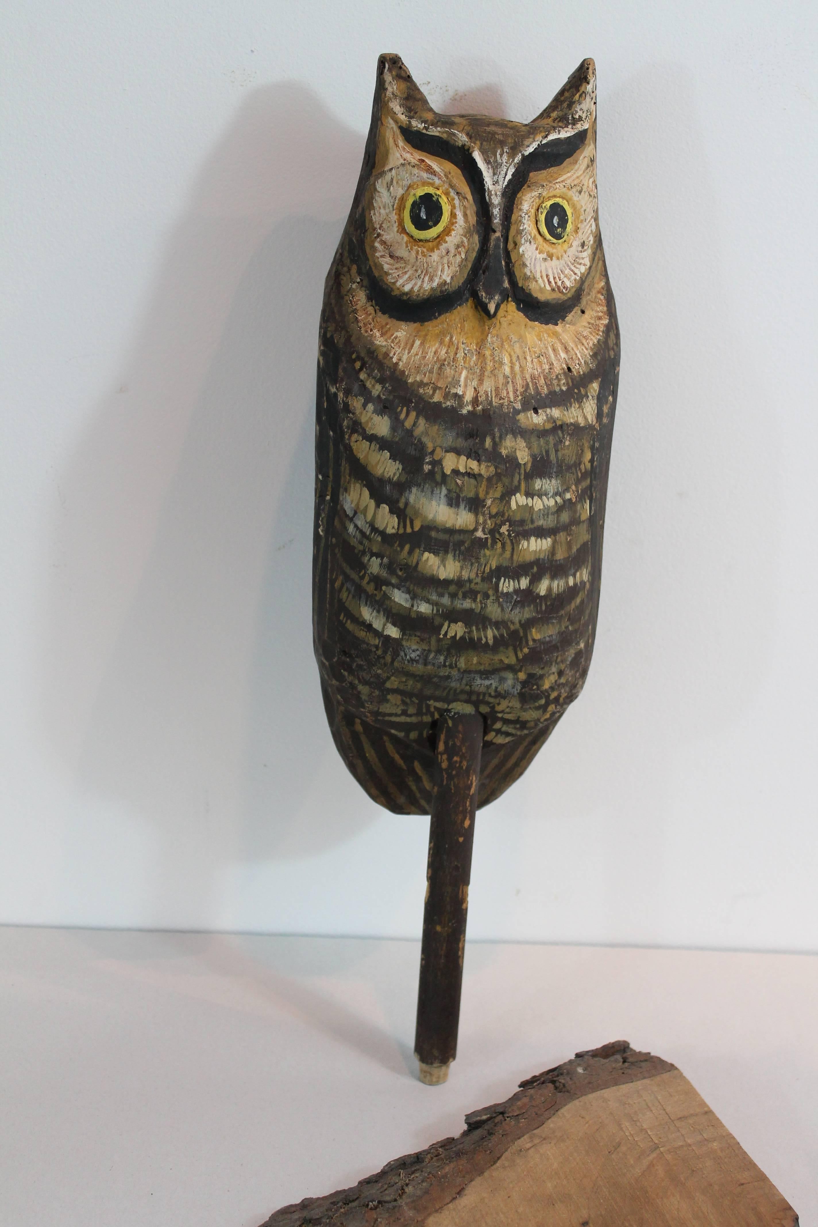 Wonderfully graphic carved folk art owl decoy.
Nice dimension and great paint.
The support dowel slides into a non original log slice, as found.
Photo shows it removed, so could be easily mounted otherwise.