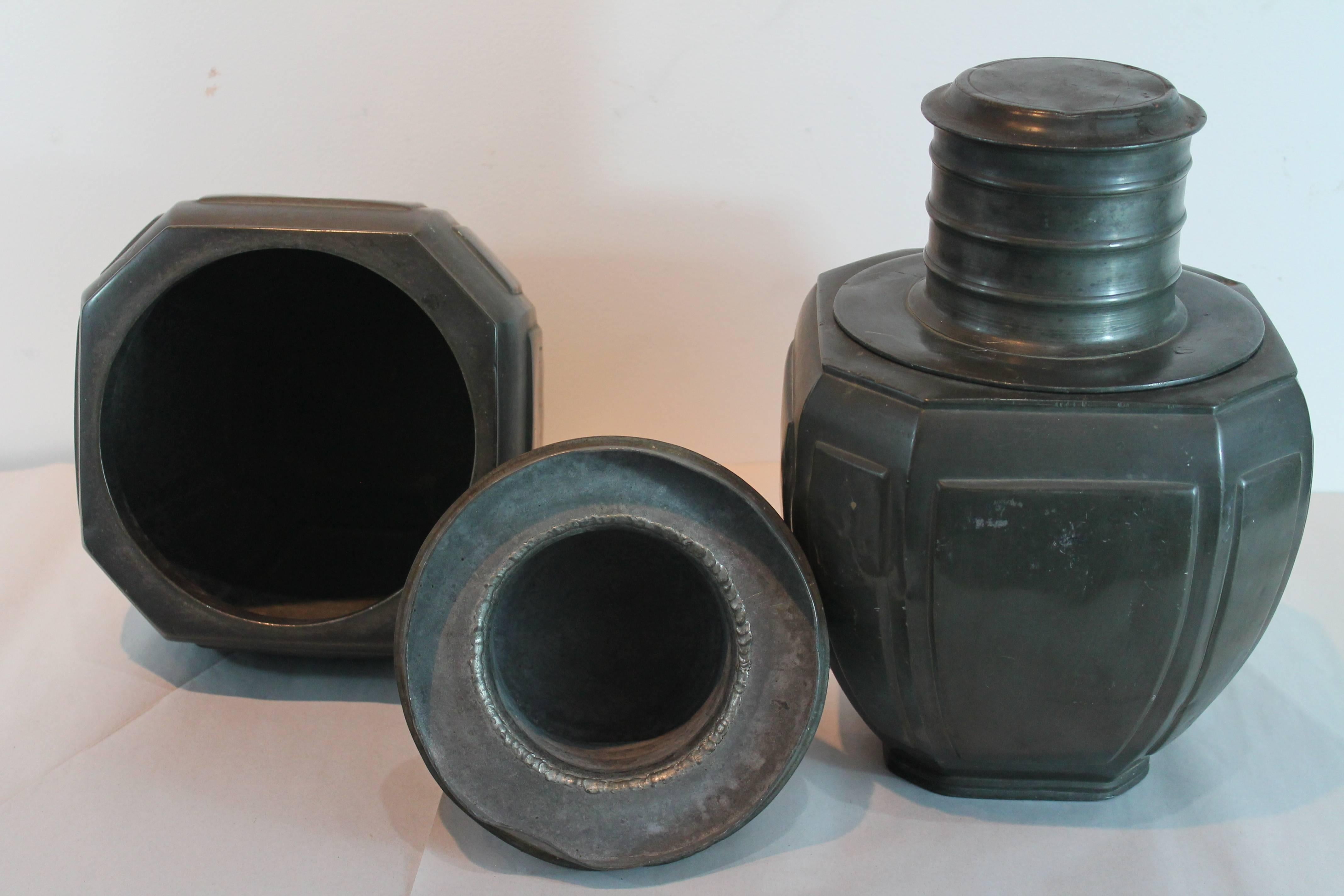 Pair of Large 19th Century Pewter Chinese Tea Cannisters In Good Condition For Sale In 3 Oaks, MI