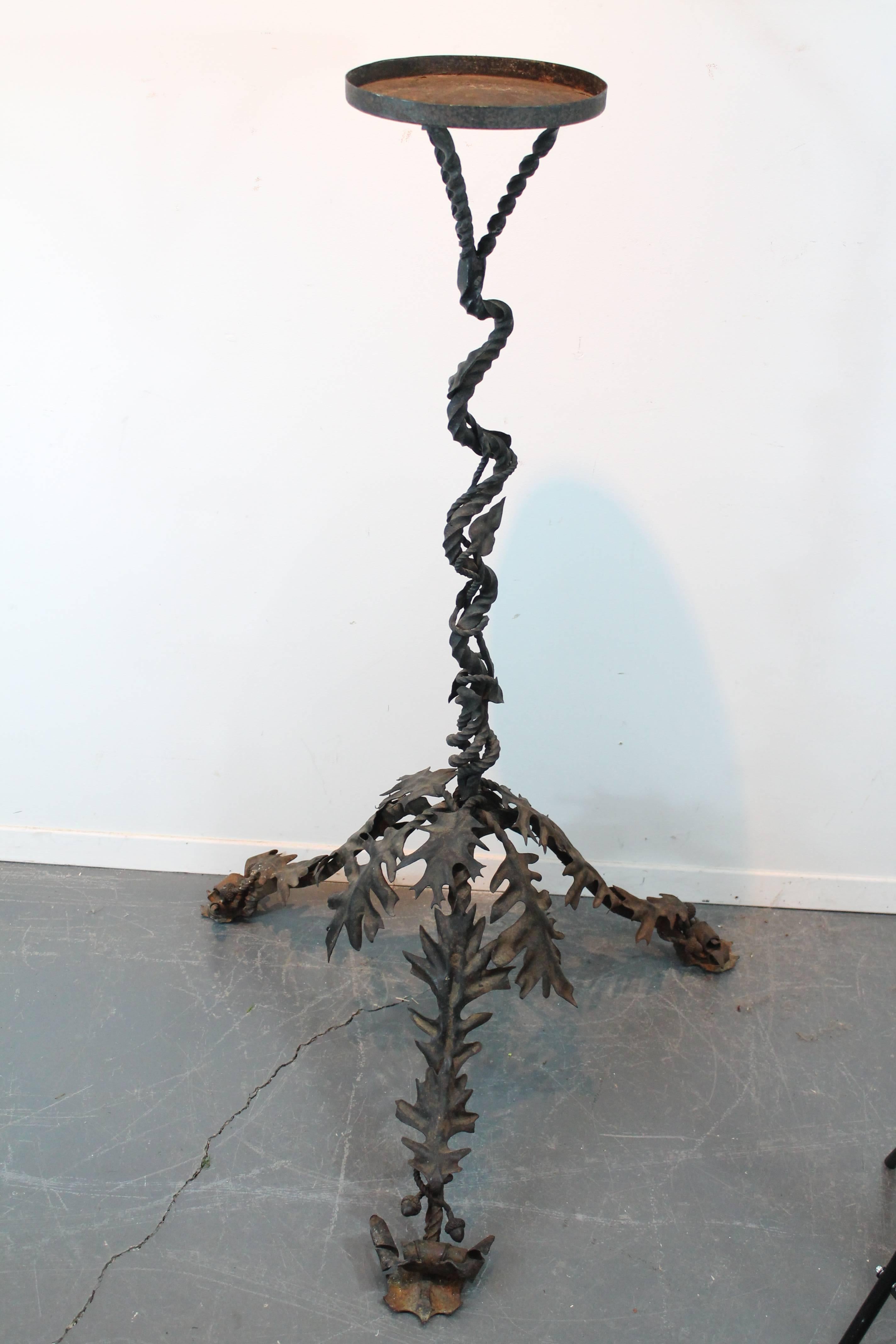 Very sculptural and highly detailed French wrought iron tripod based stand featuring a twisted column adorned with oak leaves and acorns throughout.
Incredibly capable iron sculptor created this very graphic stand.