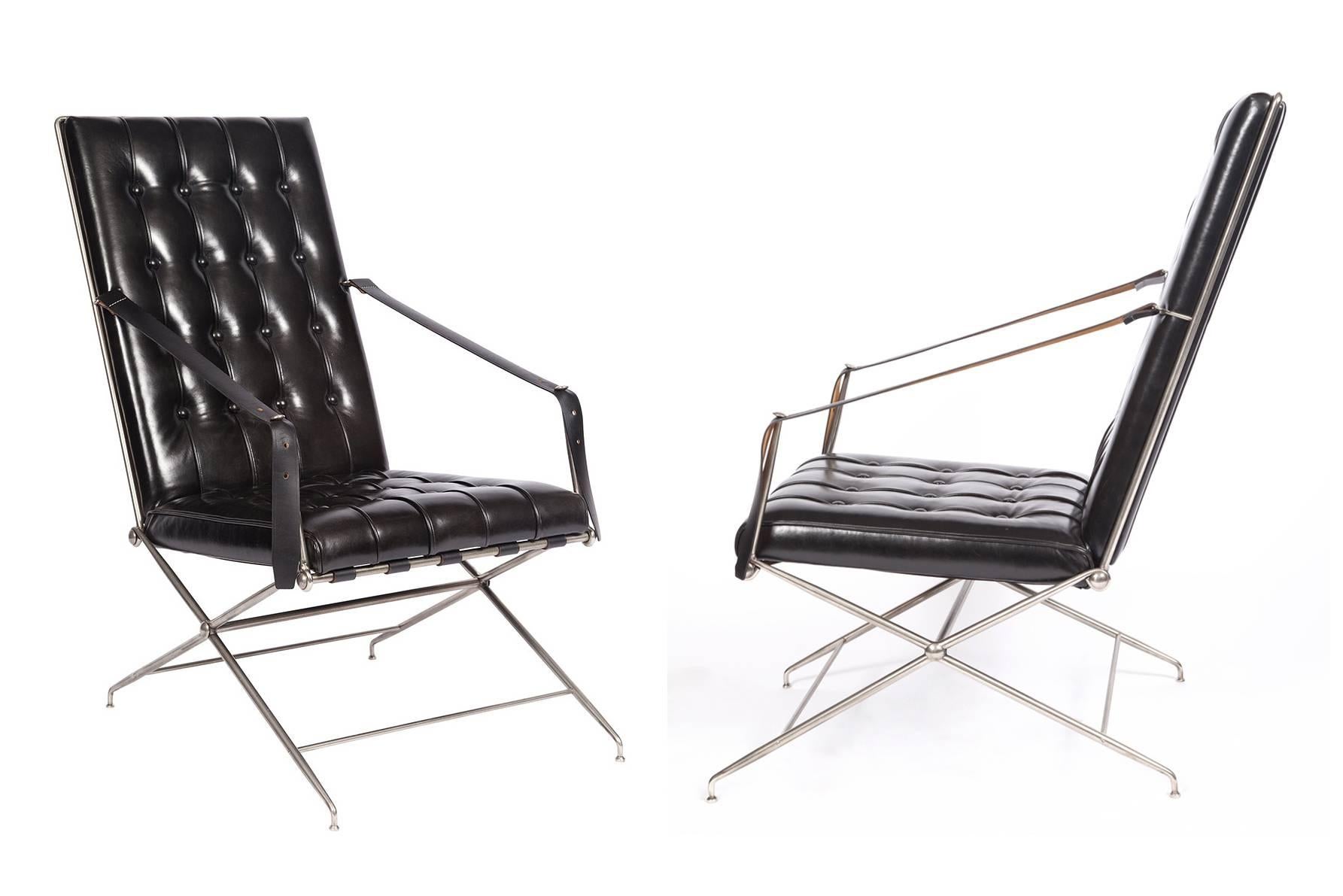 Conçue par John Vesey, la paire de chaises réglables de campagne Napoléon est un modèle de son répertoire qui a rarement fait surface sur le marché vintage, vers 1958, ces chaises ont été construites avec un cadre en acier chromé mat qui semble très