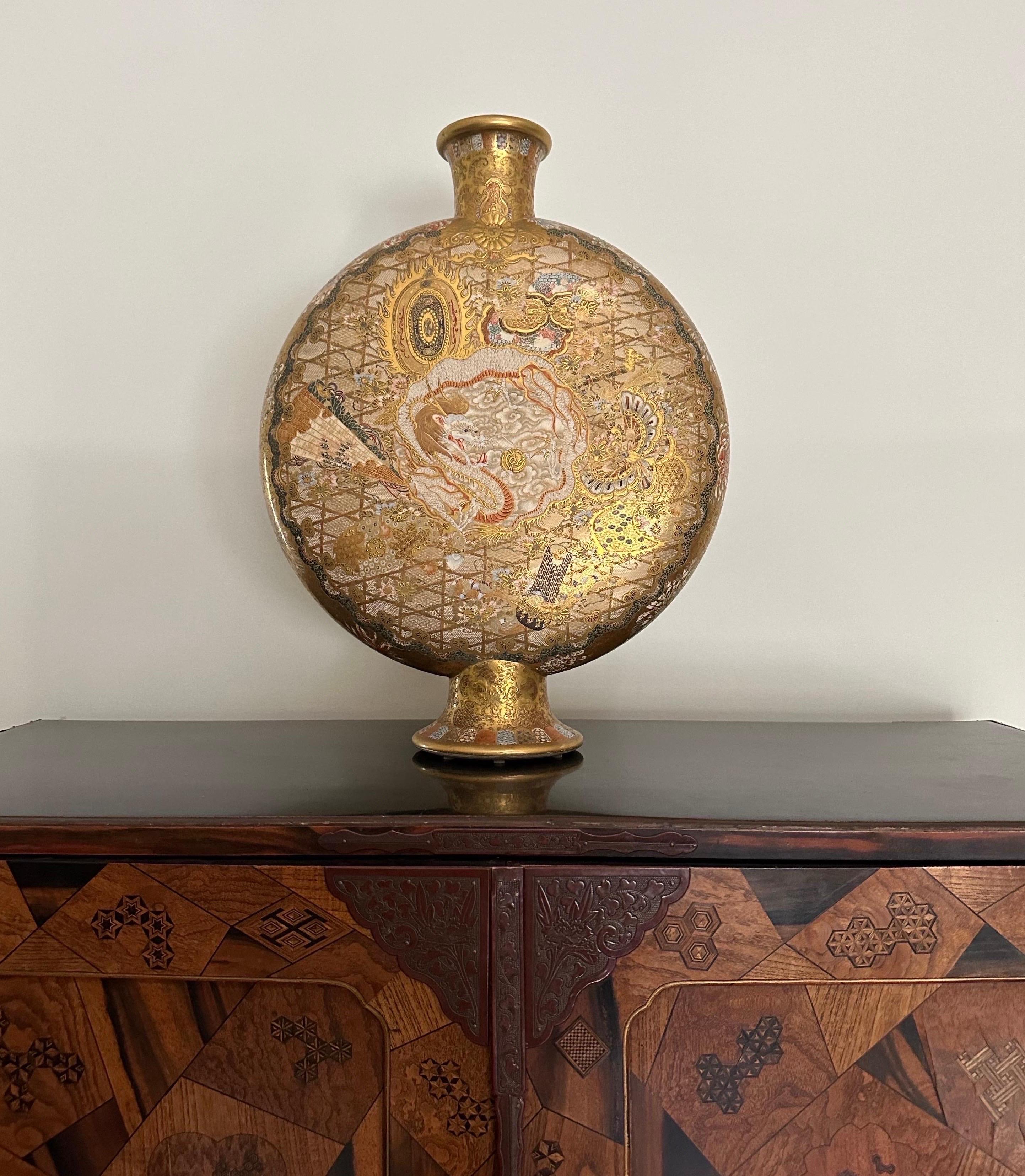 Grande vaso eccezionale in ceramica giapponese Moriage Moon Flask Meiji Kinkozan in vendita 13