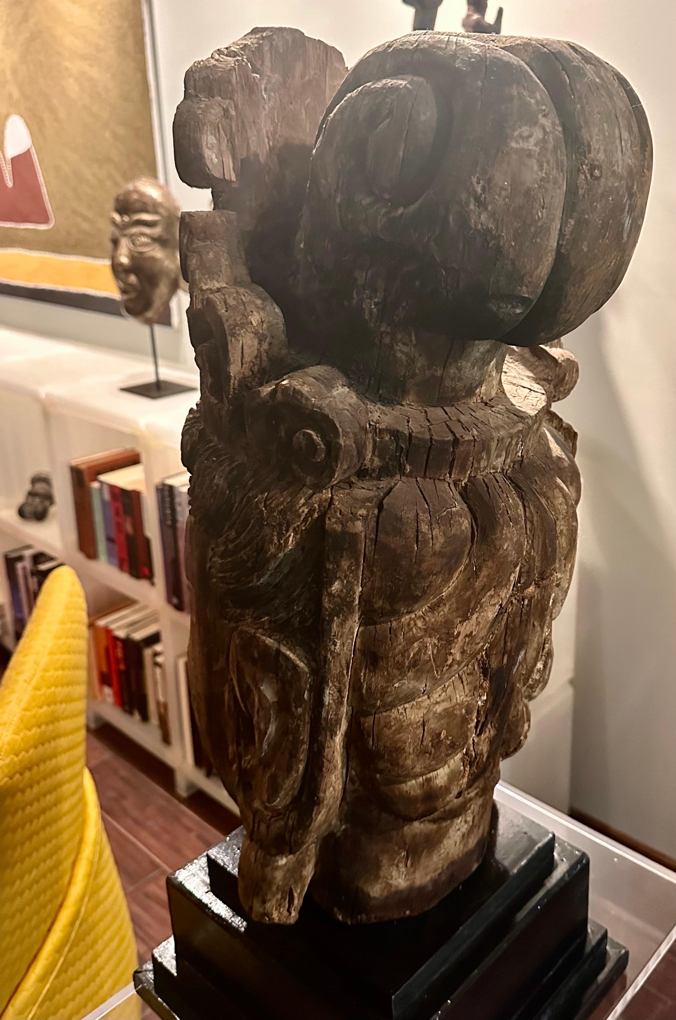 Fino al XVIII secolo Grande scultura in Wood con testa di Boddhisatva della dinastia Ming in vendita