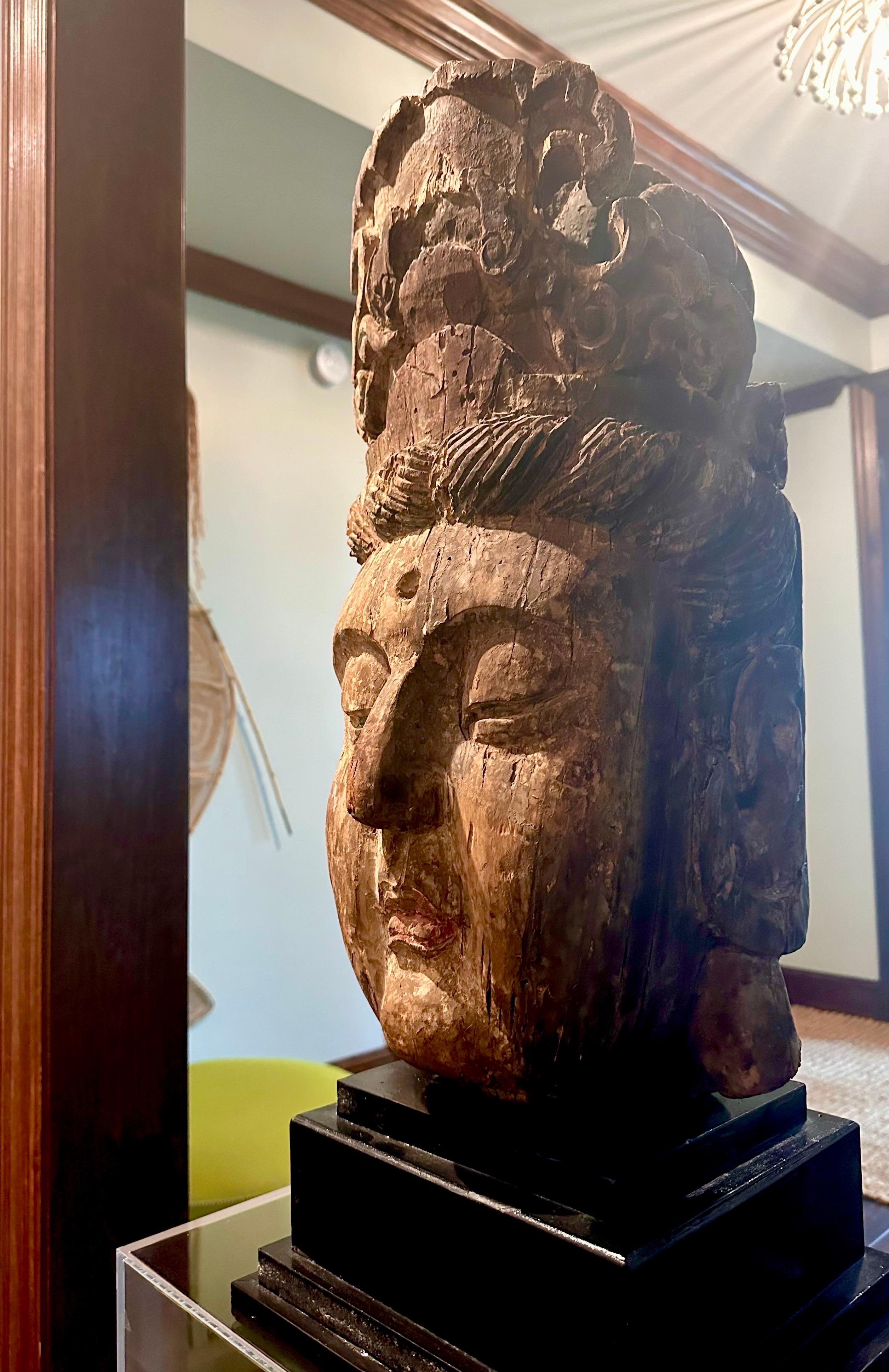 Cinese Grande scultura in Wood con testa di Boddhisatva della dinastia Ming in vendita