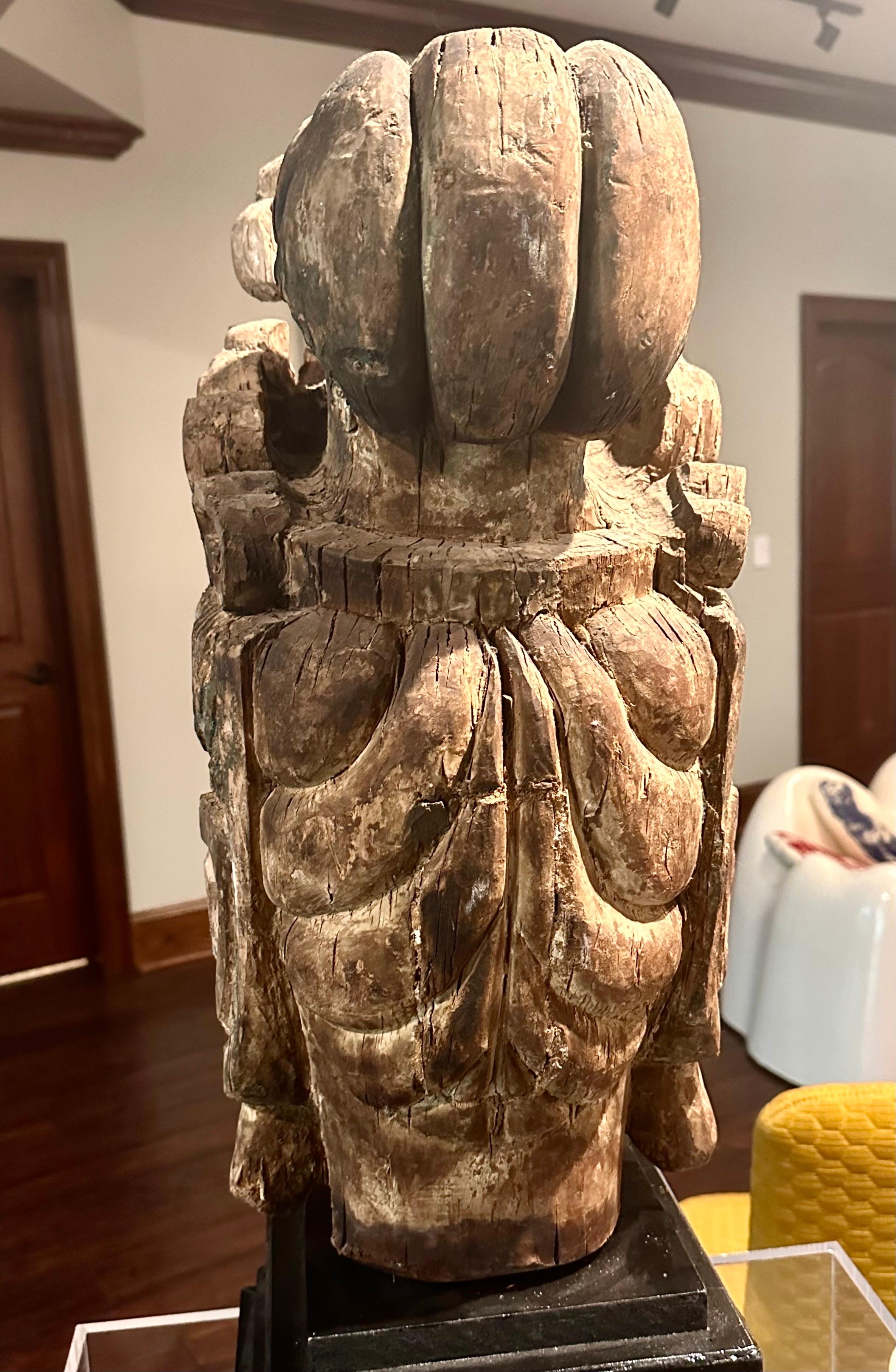 Grande scultura in Wood con testa di Boddhisatva della dinastia Ming In condizioni buone in vendita a Atlanta, GA