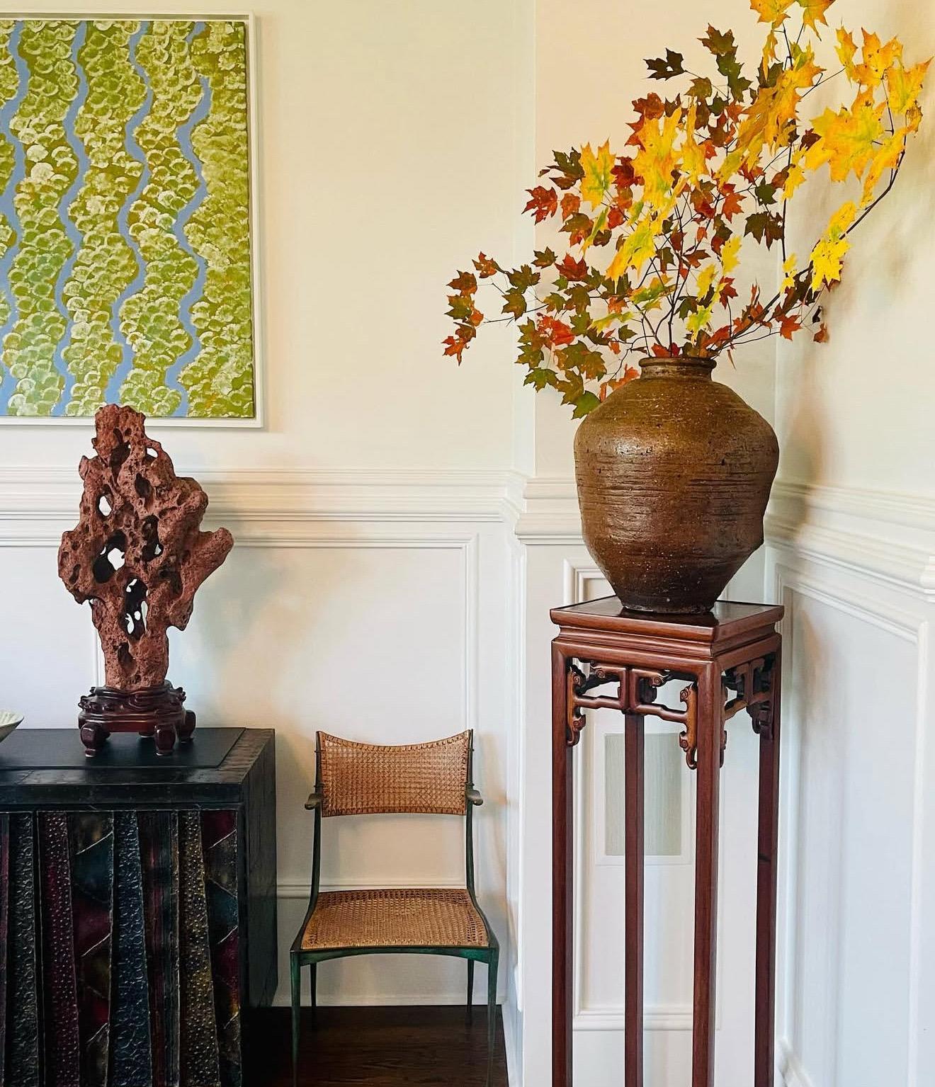 Großer chinesischer Scholar Stone Seltener roter Taihu-Felsen auf Display Stand im Angebot 8