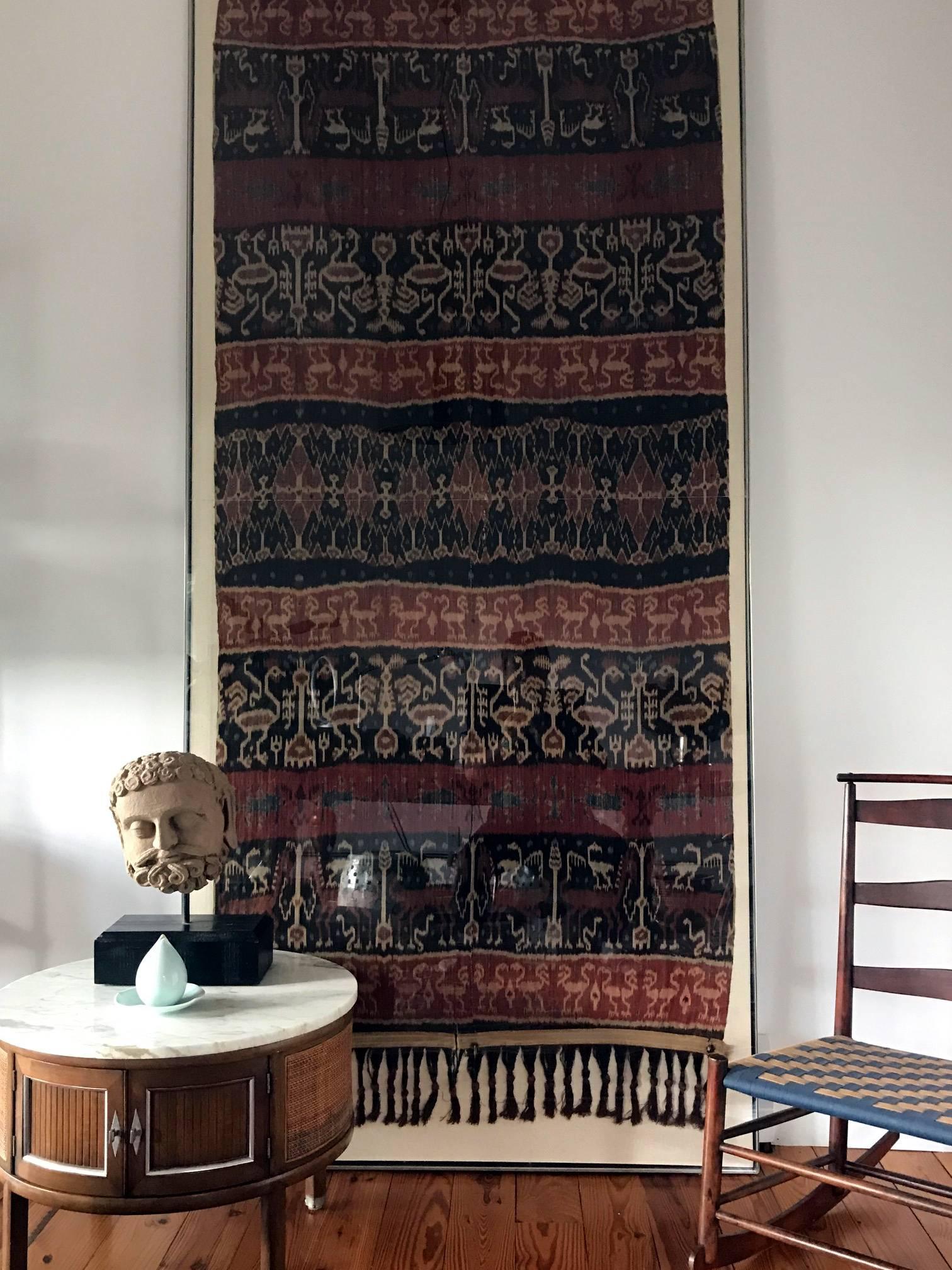 Un grand et étonnant Ikat tissé de Sumba, Indonésie, vers le début du 20ème siècle ou plus tôt. Ce Hinggi cérémoniel en coton avec franges est fabriqué à partir de deux panneaux réunis, qui ont été tissés individuellement sur un étroit métier à