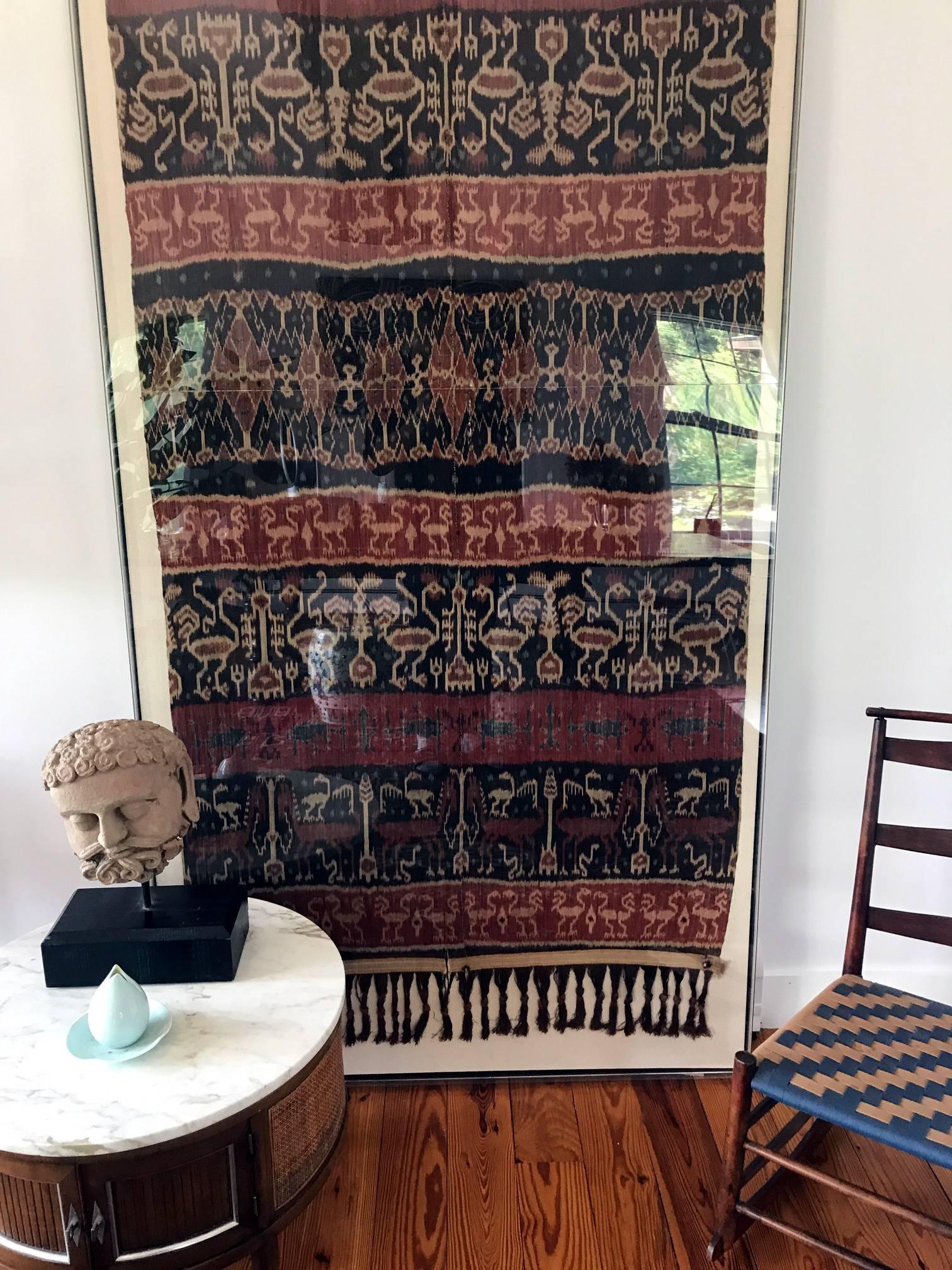 Coton Grand cadre ancien Ikat cérémonial d'Indonésie Hinggi encadré de Sumba en vente