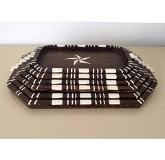 Ein Stapel von sechs antiken Holztabletts mit Knochenintarsien