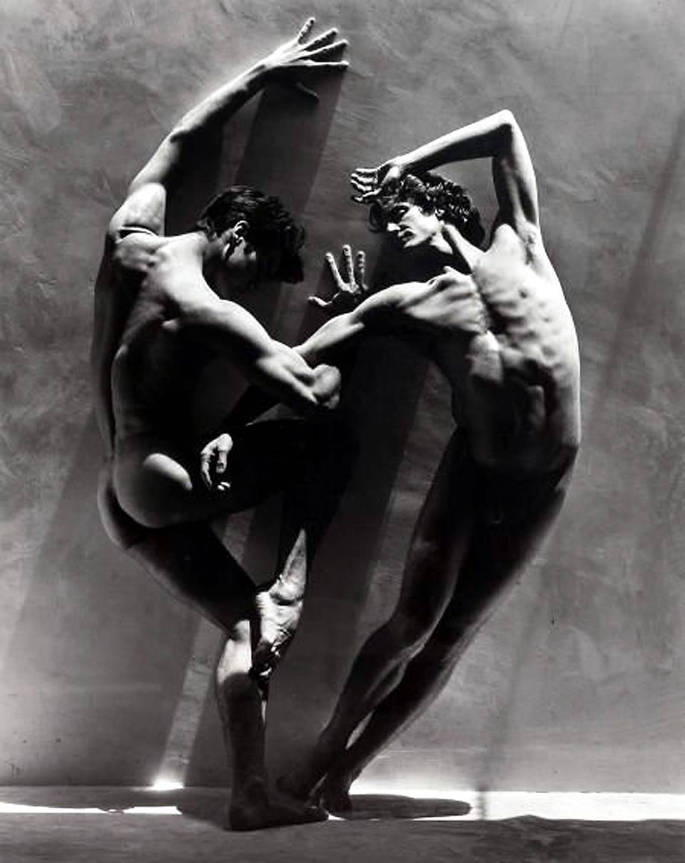 Künstler: Greg Gorman (Amerikaner, geb. 1949)
Titel: Rex und Gregory, 1988
Gelatinesilberdruck
Bildgröße: 18,75 x 14,75 Zoll
Papierformat: 19,75 x 15,875 Zoll
Rahmengröße: 24.8 x 18,8 Zoll
Verso mit Bleistift signiert, betitelt, datiert und