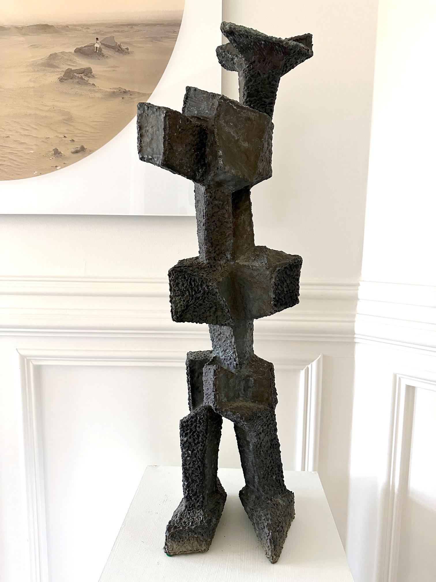 Sculpture en bronze unique datant des années 1960, réalisée par Harry Bertoia (1915-1978), célèbre artiste, sculpteur et designer américain d'origine italienne. La sculpture en bronze soudé et patiné se présente sous une forme abstraite de