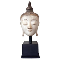 Großer außergewöhnlicher antiker burmesischer Marmor-Buddha Kopf Display Stand