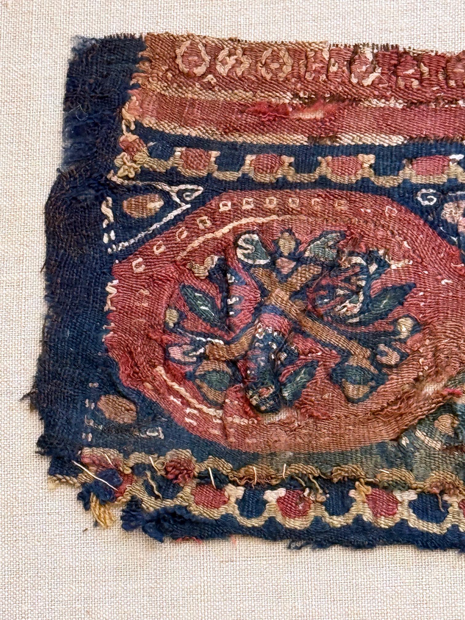 Gerahmtes antikes koptisches Textilfragment aus dem byzantinischen Nordafrika (Archaistisch) im Angebot