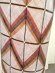 Peinture aborigène sur bûches creuses