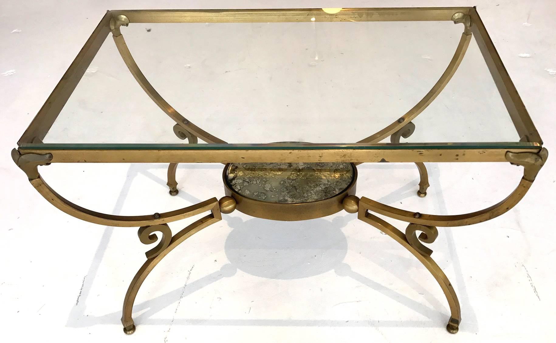 Conçue par Arturo Pani et fabriquée par des artisans du métal vers les années 1950, modèle no 3026, cette paire de tables d'appoint en bronze met en valeur l'exubérance caractéristique du designer. Glamour dans son ambiance Hollywood Regency, le