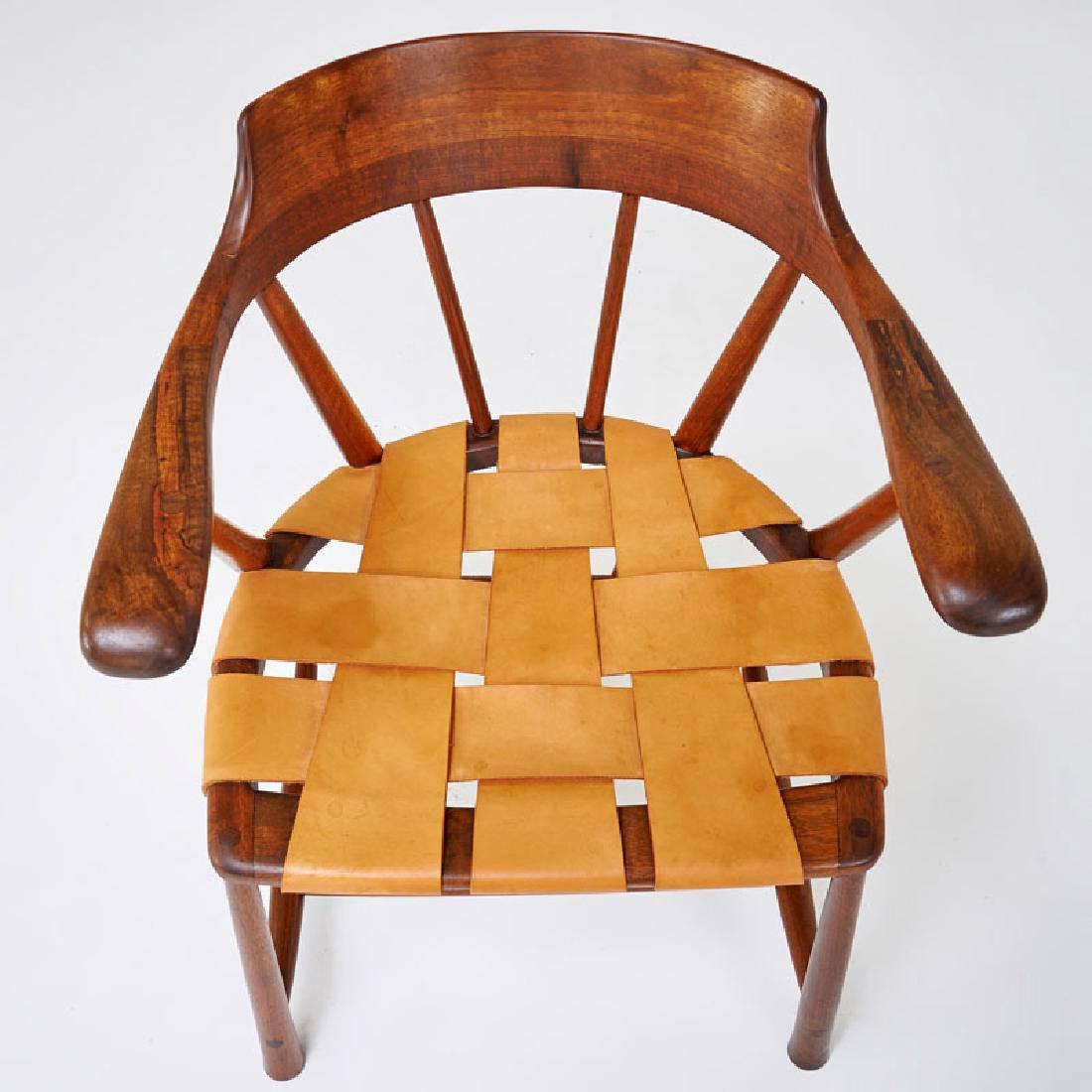 Raro par de sillas de capitán de nogal de Wharton Esherick Estadounidense en venta