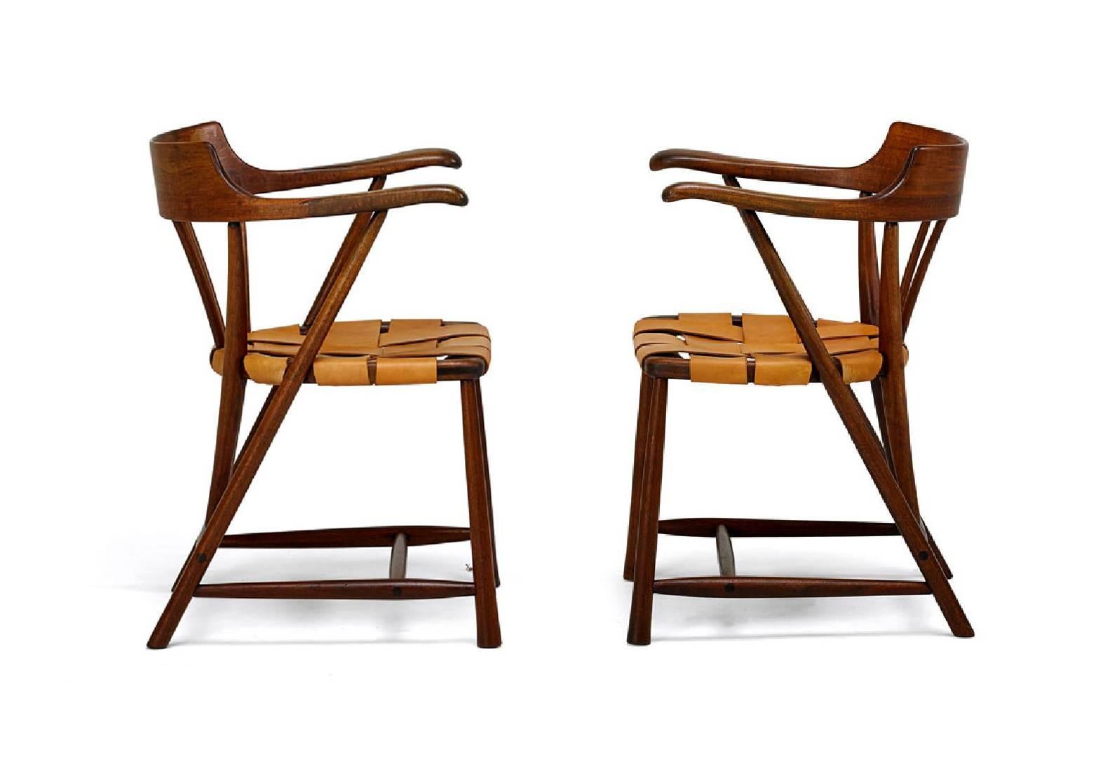 Mid-Century Modern Rare paire de chaises capitaine en noyer de Wharton Esherick en vente