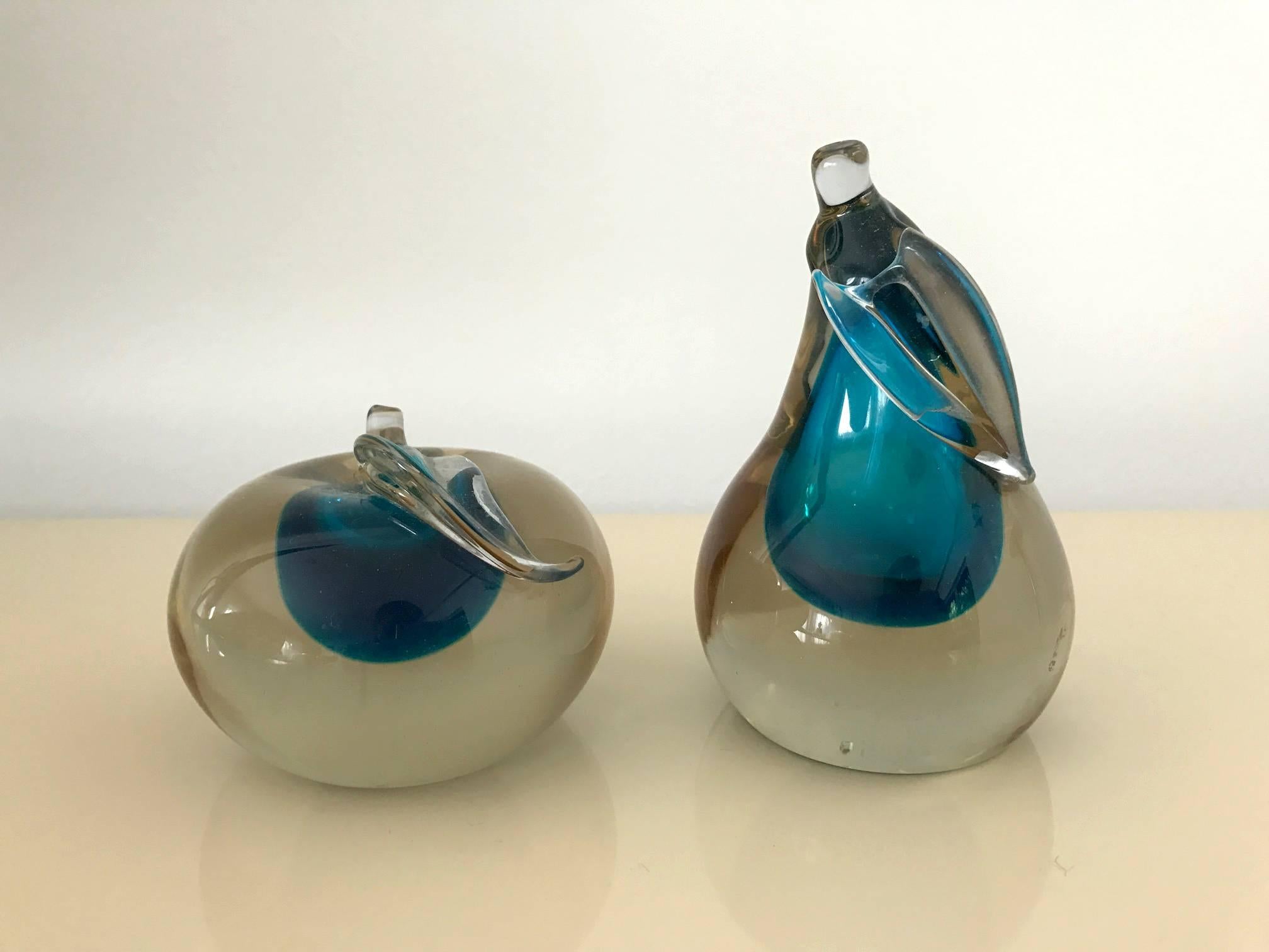 A lovely pair of solid art glass bookend depicting an apple and a pear with leaves. With flat and polished facet on one side for keeping books or placing together. These also make great paperweight as desk accessories. Made in Murano and the design