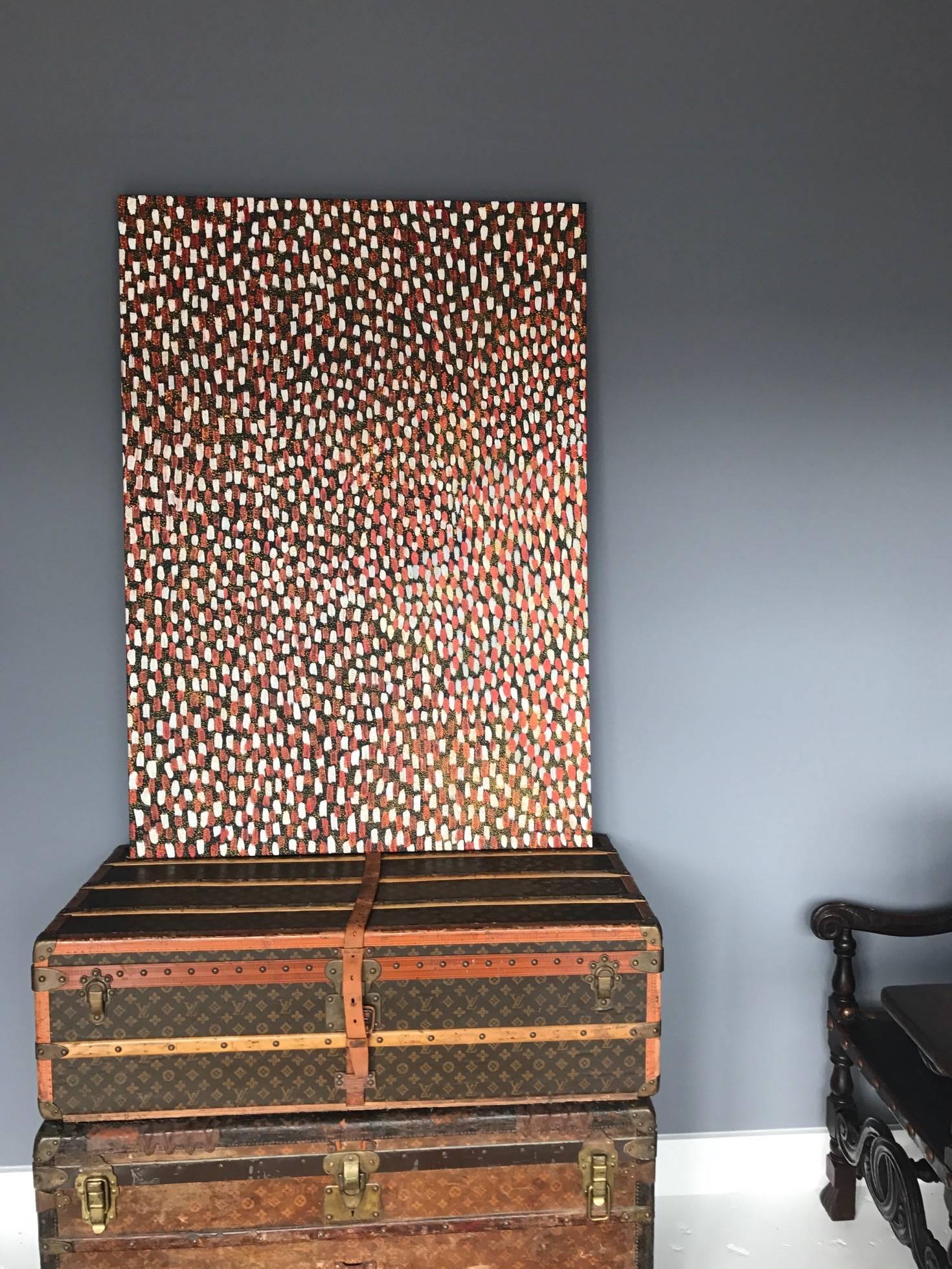 Une belle peinture contemporaine aborigène d'Abie Loys représentant des feuilles de médecine au temps du rêve. L'alternance de points orange brûlé et de points blancs contraste sur le fond noir, une brume de mini-points orange apportant en outre un