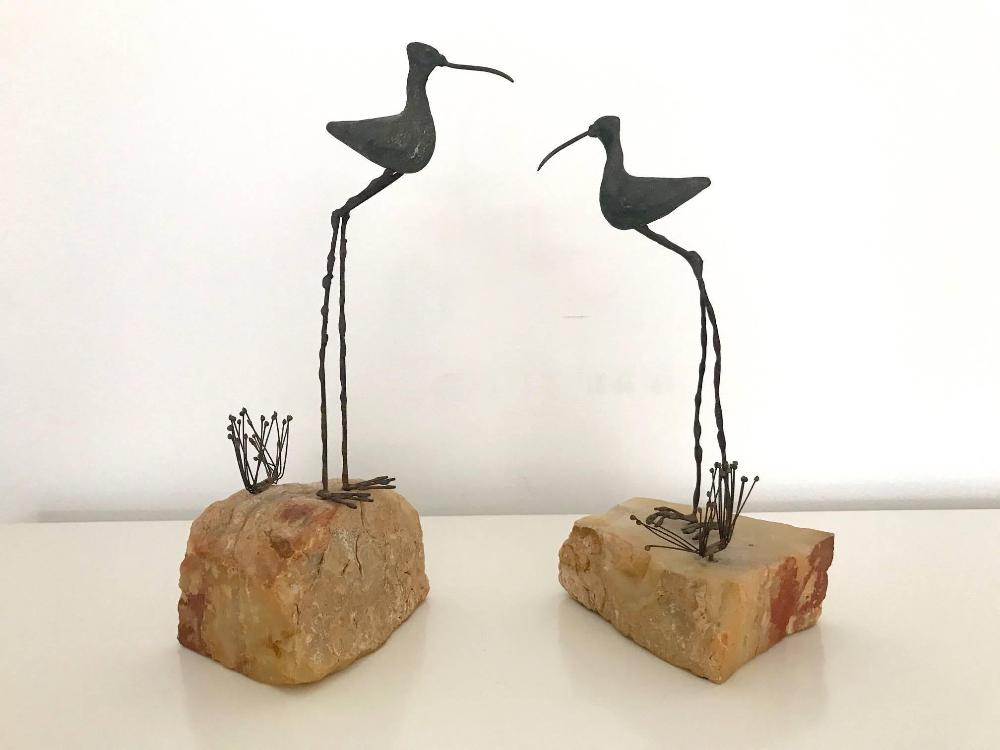 Mid-Century Modern Paire de sculptures en bronze représentant un oiseau et un gazon sur des rochers par C. Jere en vente