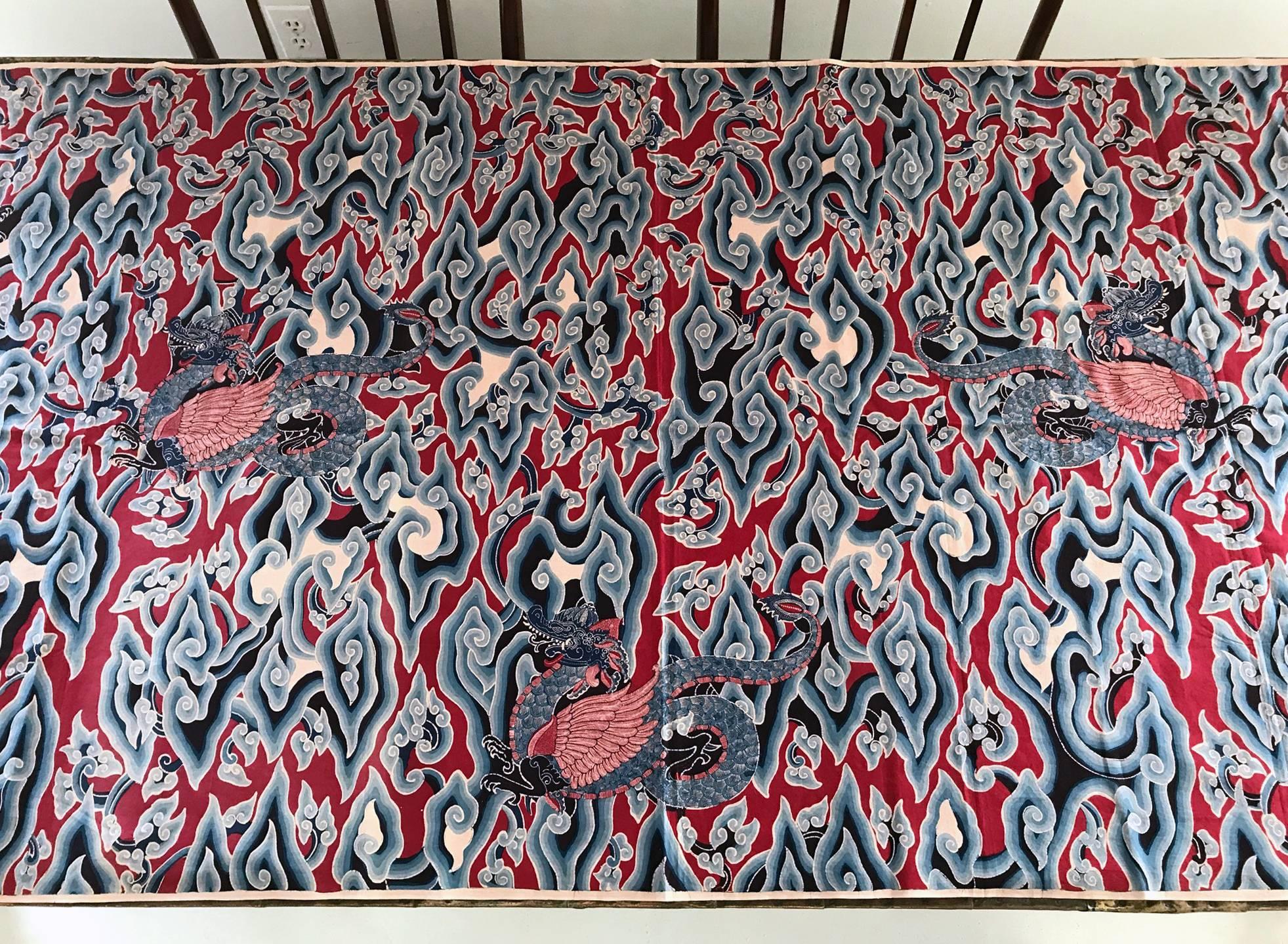 Probablement l'un des plus beaux motifs textiles batik d'Indonésie, la jupe enveloppante également connue sous le nom de Kain Panjang était un motif emblématique de Cirebon, sur la côte nord de Java. Le design Calle est appelé Megamendung dans la
