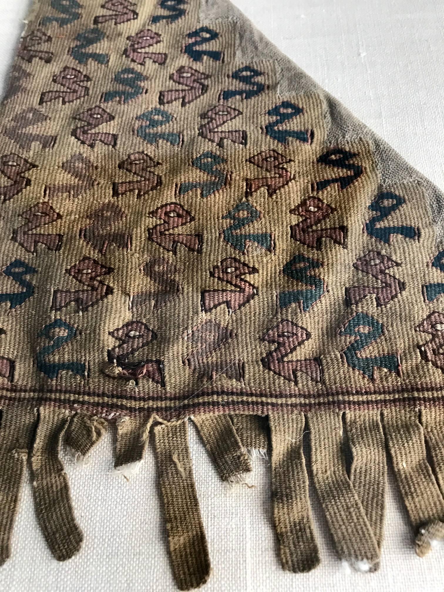 Gerahmtes präkolumbianisches Textilfragment aus der Chancay-Kultur (18. Jahrhundert und früher) im Angebot
