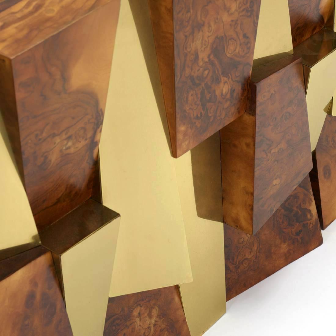 Einer der auffälligsten Entwürfe aus der Cityscape-Serie von Paul Evans. Dieser facettenreiche Tischsockel aus der Serie PE 300 zeichnet sich durch eine Kombination aus Messing- und Nussbaumnoppenplatten und einer individuellen Musterkonfiguration