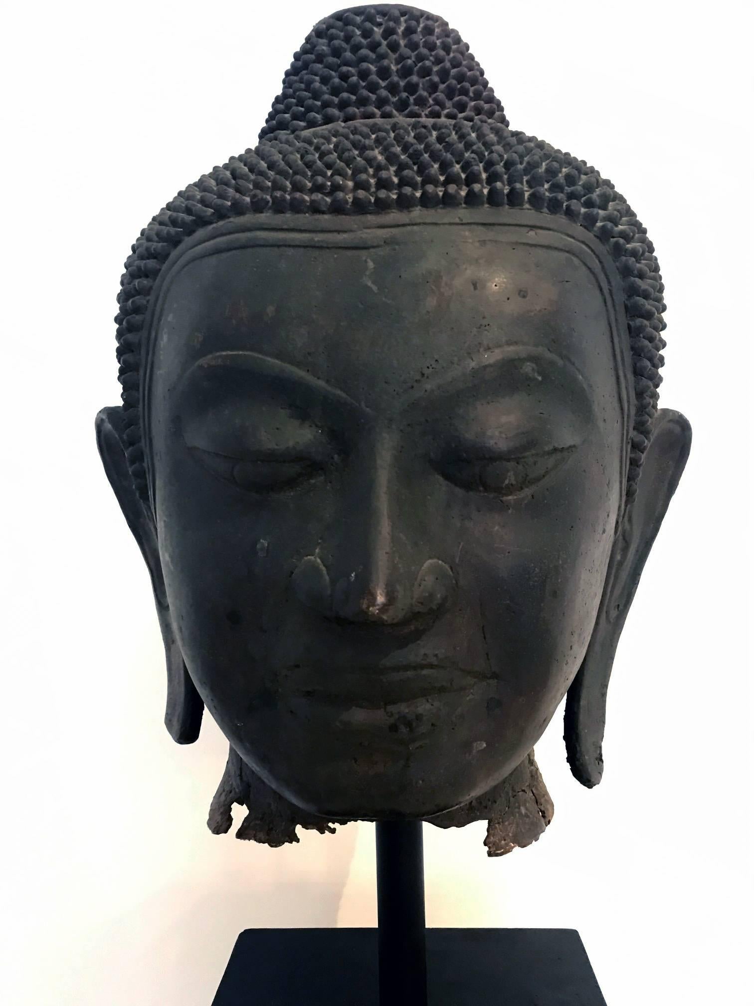 Autre Grande tête de Bouddha en bronze avec support Thaïlande en vente