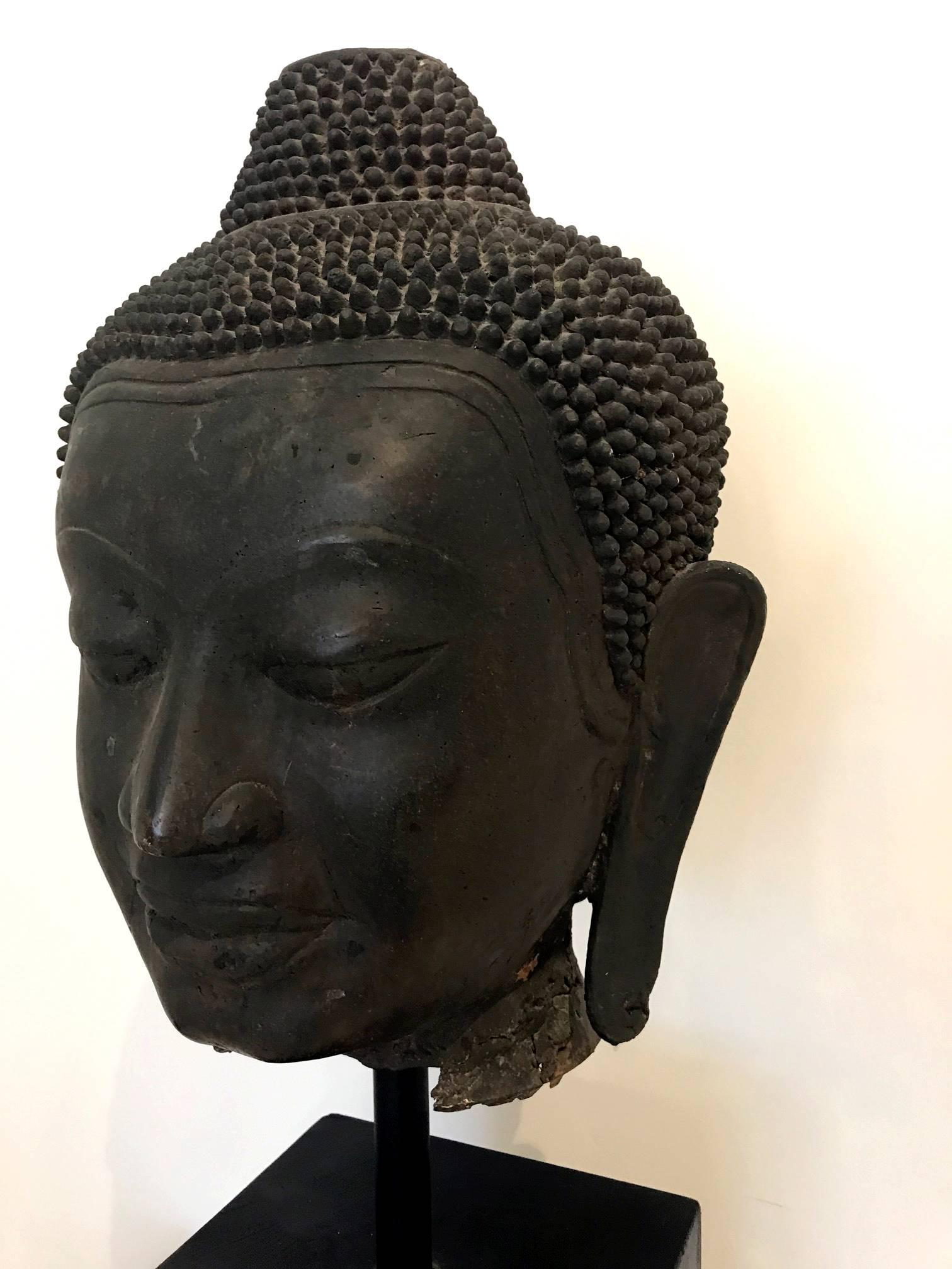 Großer Buddhakopf aus Bronze mit Ständer aus Thailand (Thailändisch) im Angebot