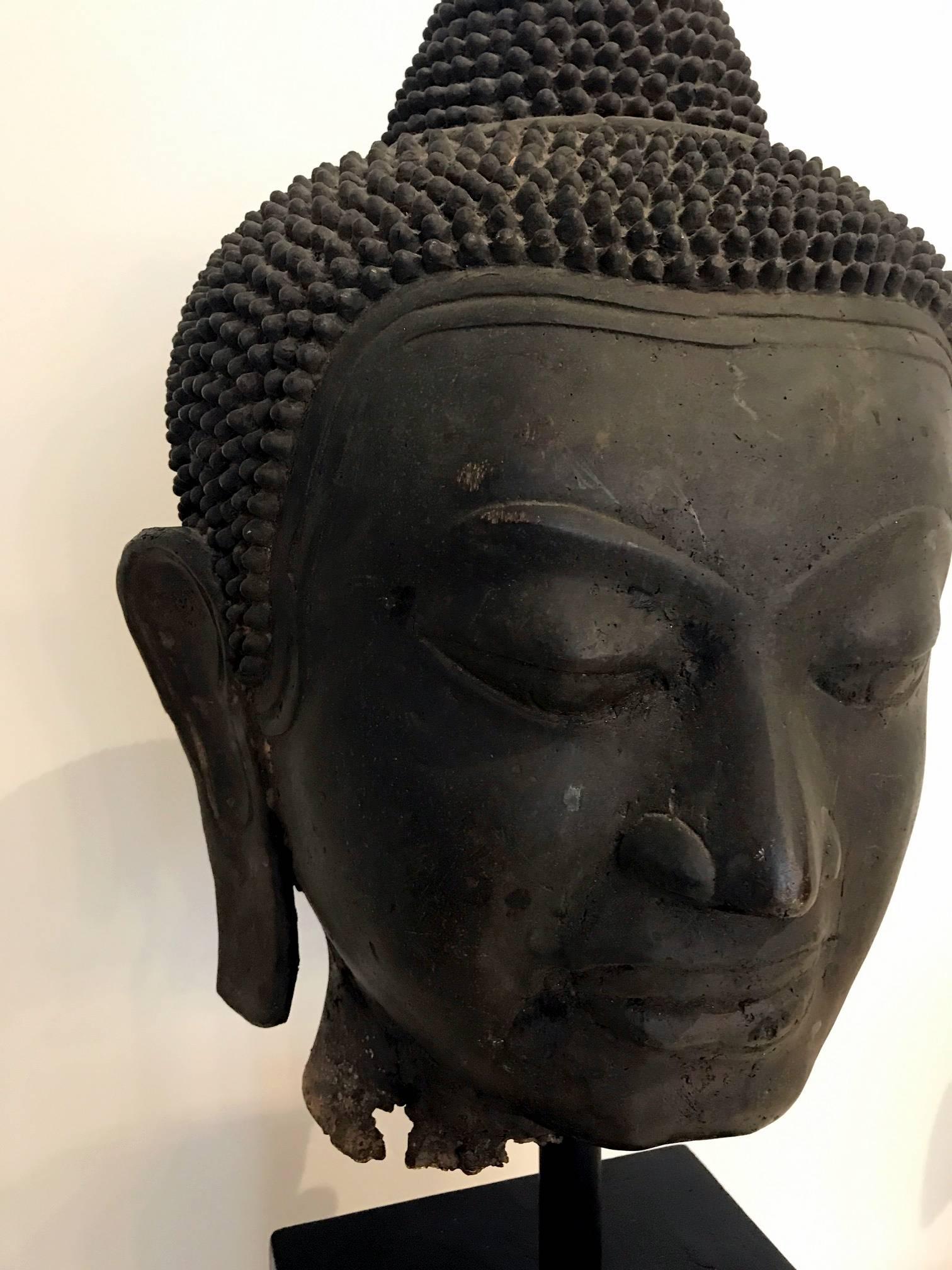 Grande tête de Bouddha en bronze avec support Thaïlande Bon état - En vente à Atlanta, GA