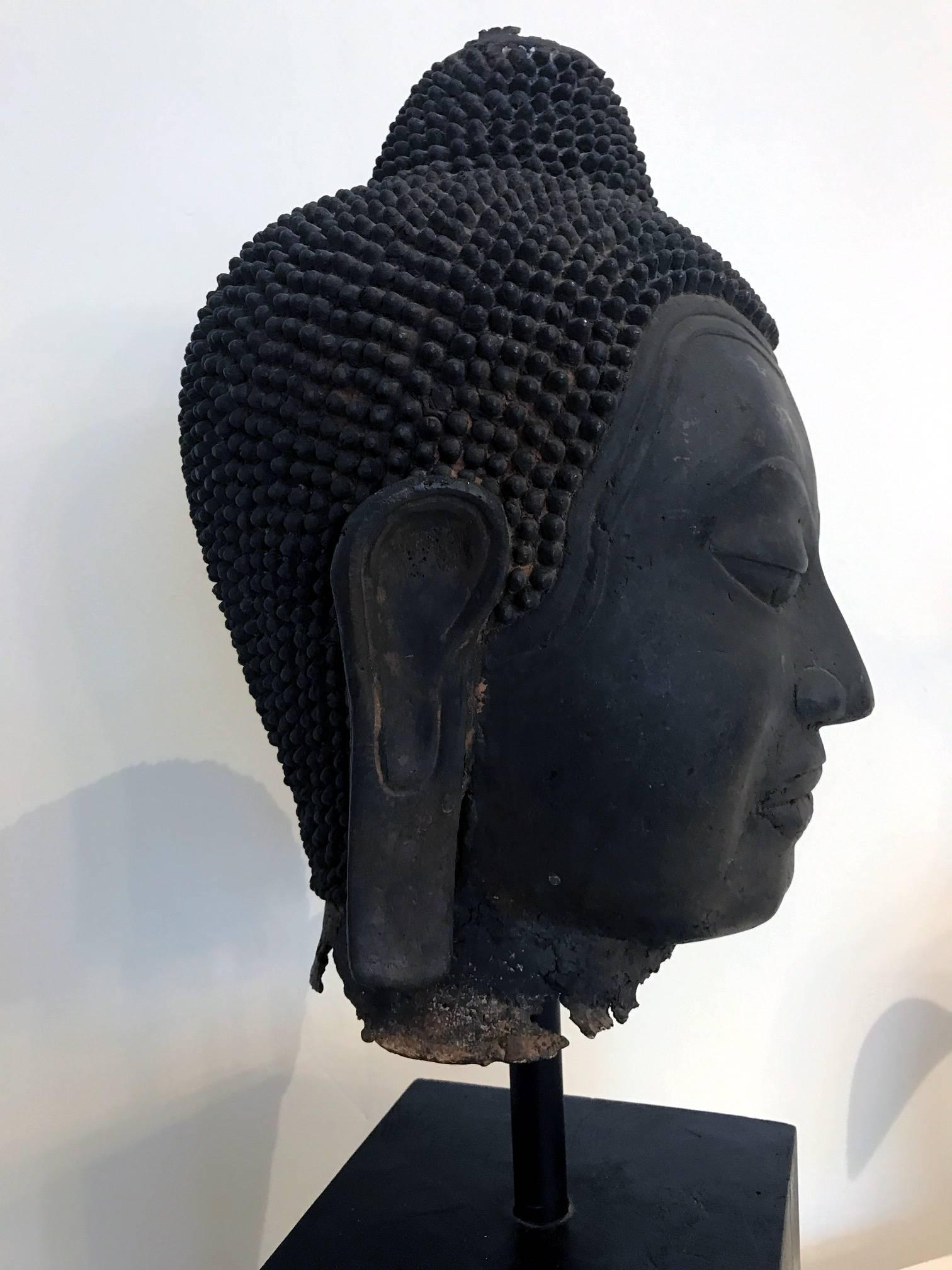 Großer Buddhakopf aus Bronze mit Ständer aus Thailand (19. Jahrhundert) im Angebot