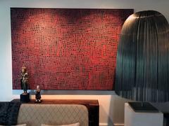 Peinture aborigène d'Australie représentant une femme au corps peinte par Abie Loy Kemarre