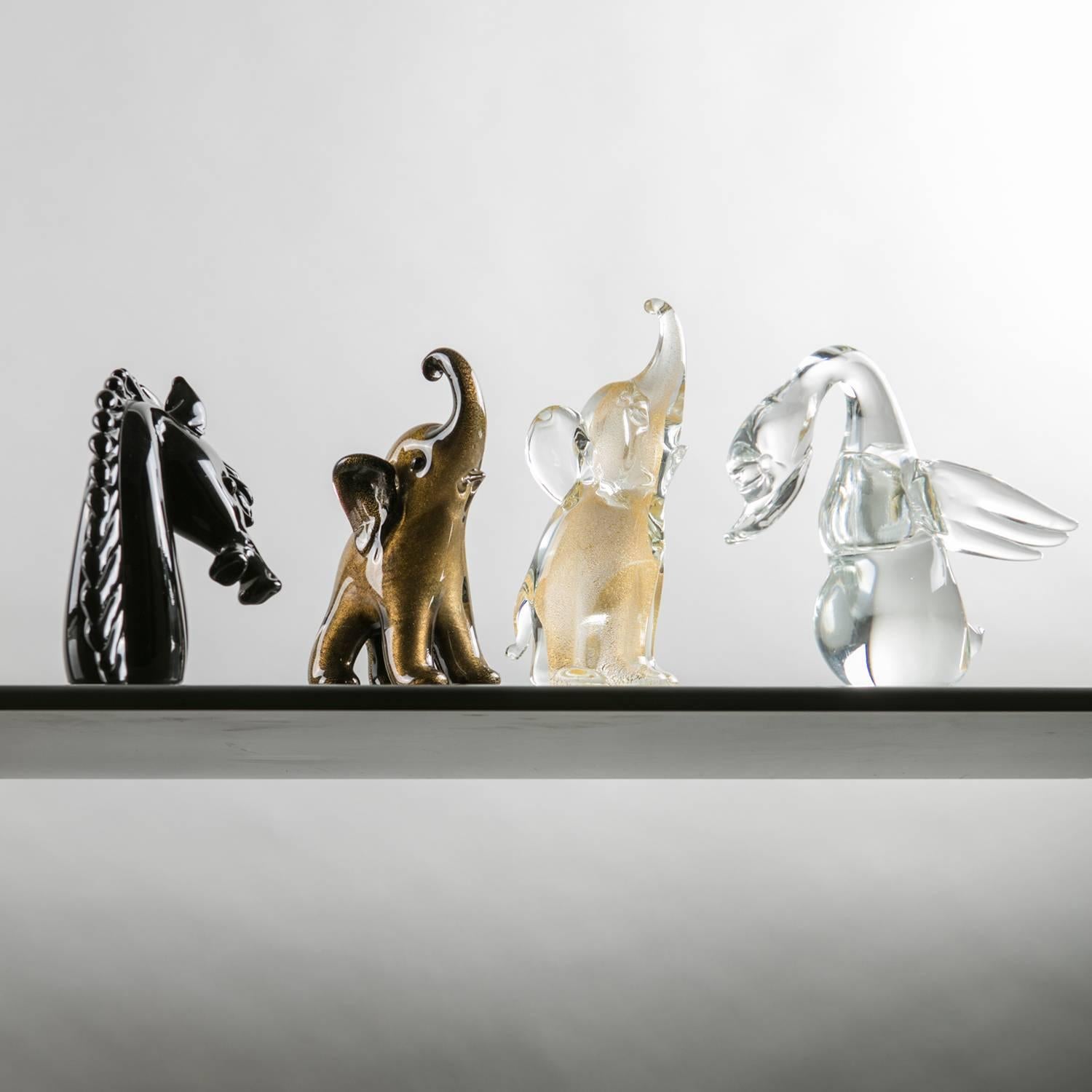 Merveilleuse collection d'animaux en verre de Murano par Archimede Seguso. 
Deux éléphants, un cheval et un cygne avec différentes techniques et couleurs de verre. 
Pièces lourdes avec les labels originaux du fabricant.