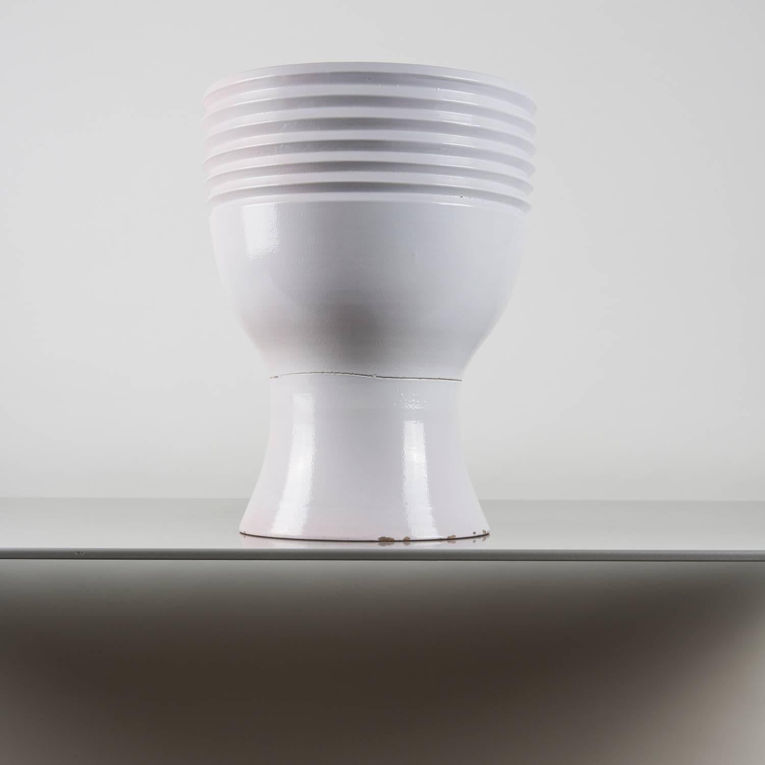 Remarquable vase en céramique d'Enzo Bioli pour Il Picchio.
La partie inférieure du vase présente un défaut important survenu avant la cuisson qui n'affecte pas la solidité de la pièce.