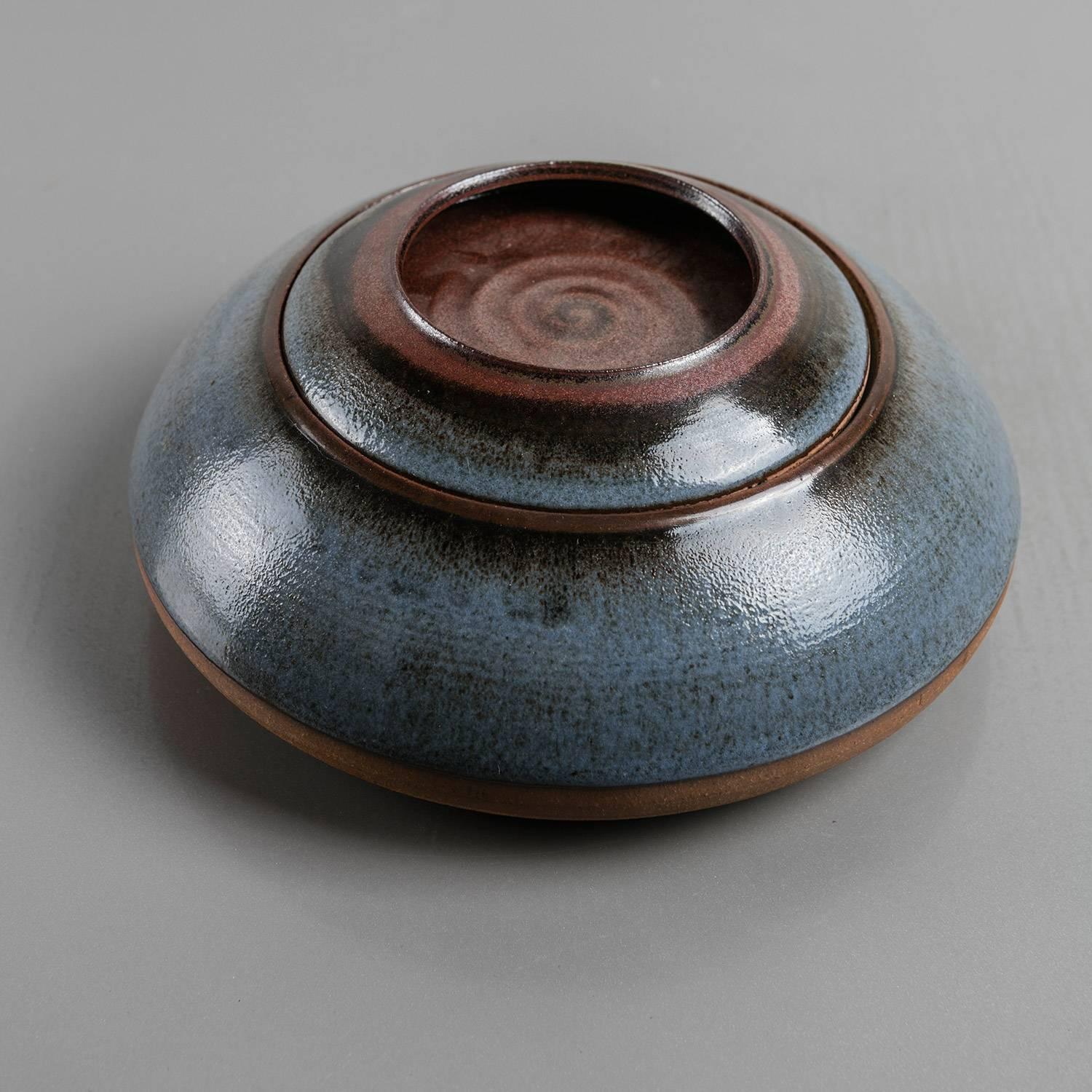 Remarkable ceramic box by Nanni Valentini for Ceramica Arcore.
The surface finish and the beauty of colors remember the work of Lucie Rie.
Other pieces from the same designer are available.