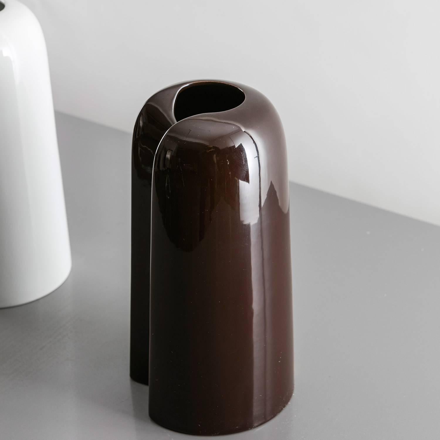Remarkable set of three ceramic vases designed by Ambrogio Pozzi for Ceramiche Franco Pozzi.
Flat rectangular shapes joined with soft curves that contrast with the asymmetrical groove located on the side.
Size refers to the biggest piece.
