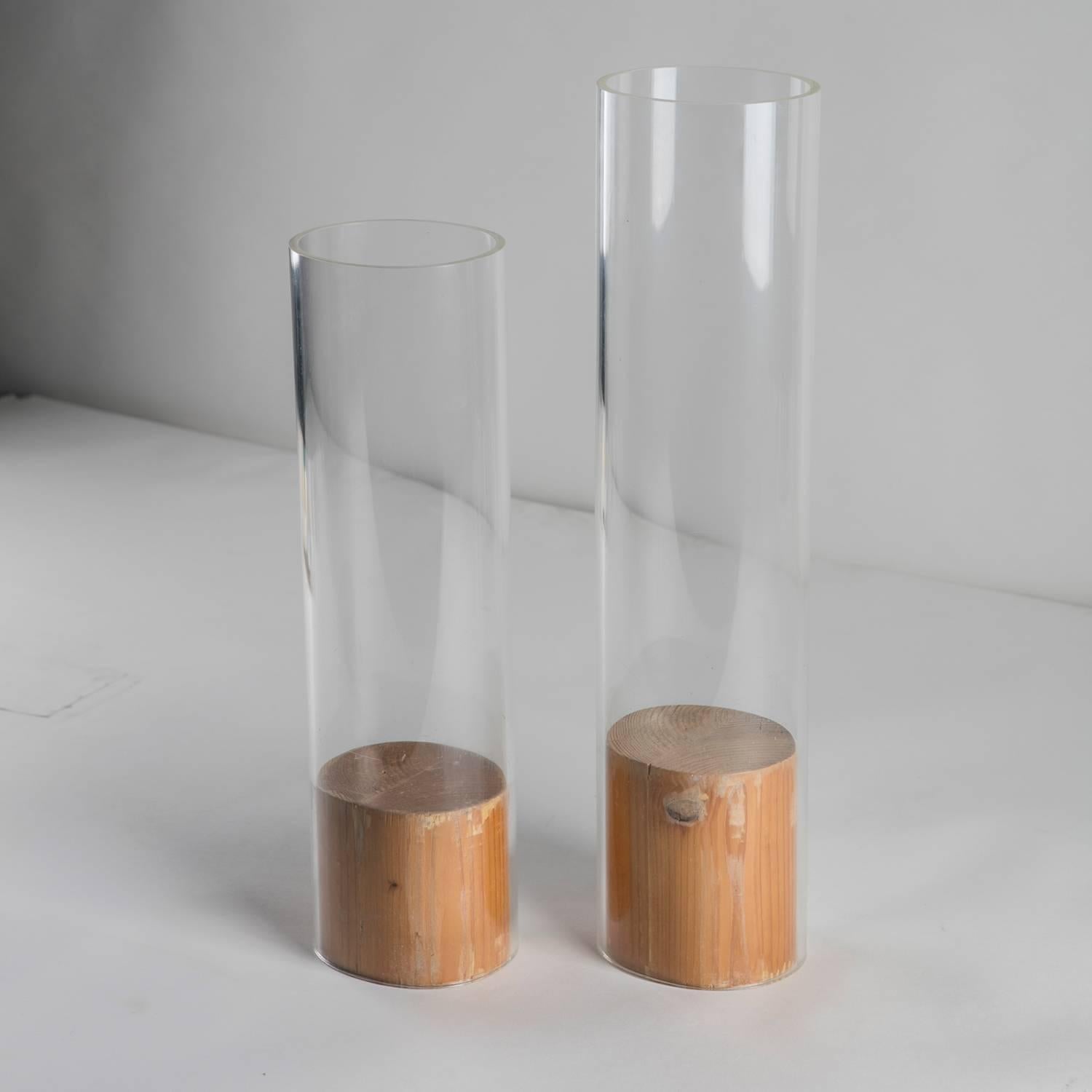 Bemerkenswerter Satz von zwei Vasen von Carla Venosta.
Diese Prototypen sind aus einem massiven Holzblock und einer Plexiglasröhre zusammengesetzt.
Die Größe bezieht sich auf das größte Modell.
     