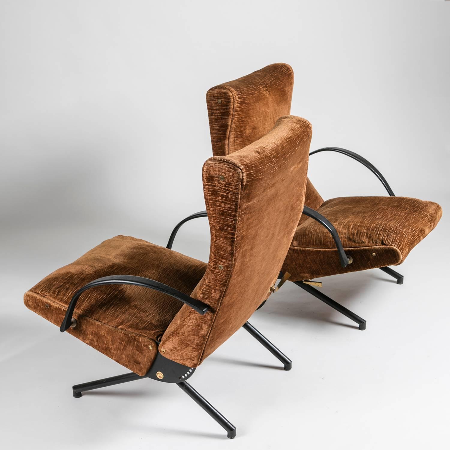 Early edition set of two P40 lounge chairs by Osvaldo Borsani for Tecno.
Adjustable backrest armrests and seat, an iconic piece of Italian 1950s design.
These pieces feature original fabric, round tubular feet, two-pins
heads screws and a