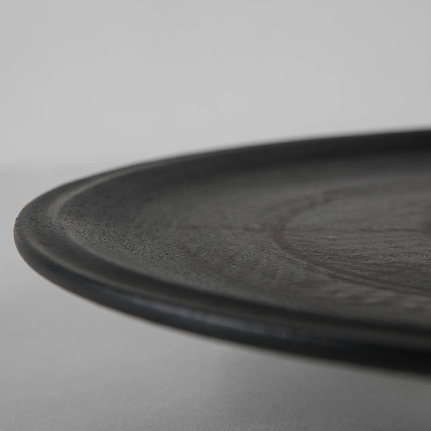 Remarquable assiette en céramique de Tasca.
Décoration asymétrique claire sur fond sombre.