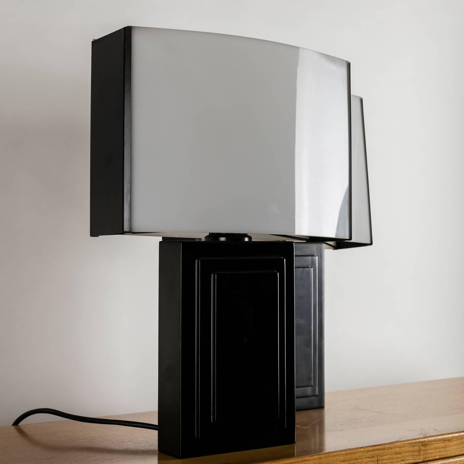 Ensemble de deux lampes de table italiennes des années 1970, avec base laquée et diffuseurs incurvés en plexiglas.