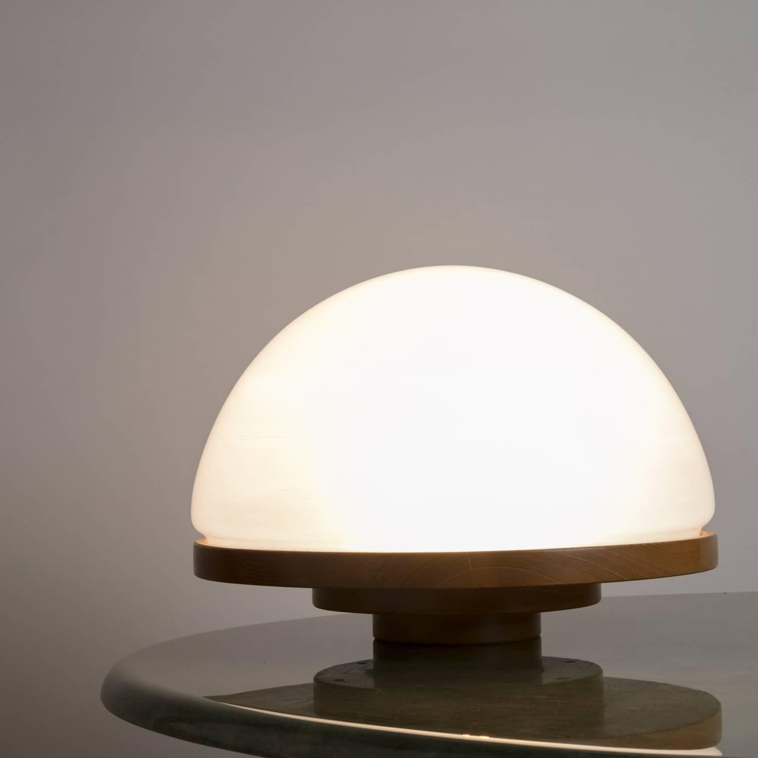 Marvellous Opaline Glass and Wood Table Lamp by Selenova, Italy, 1960s In Fair Condition For Sale In Milan, IT