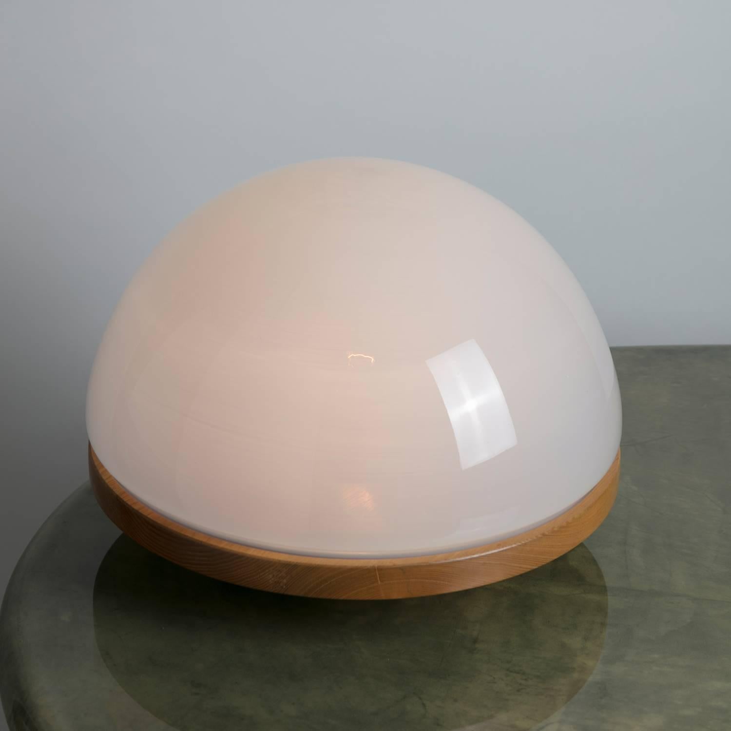 Remarkable table lamp by Selenova.
Wood base and large opaline glass diffuser.