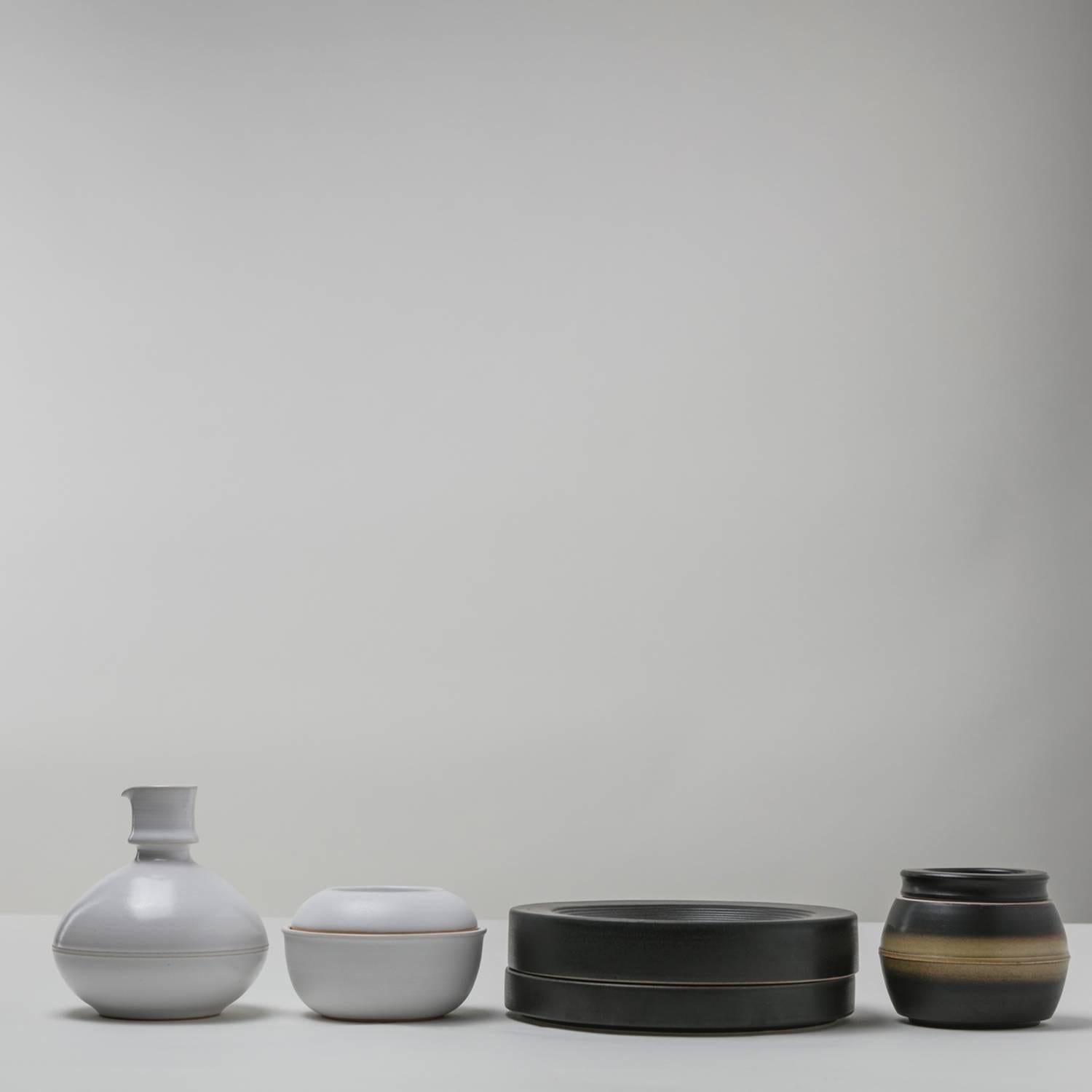 Set of four ceramic pieces by Franco Bucci for Laboratorio Pesaro.
Two round boxes, one small pitcher and an ashtray.
Set refers to this last biggest round piece.