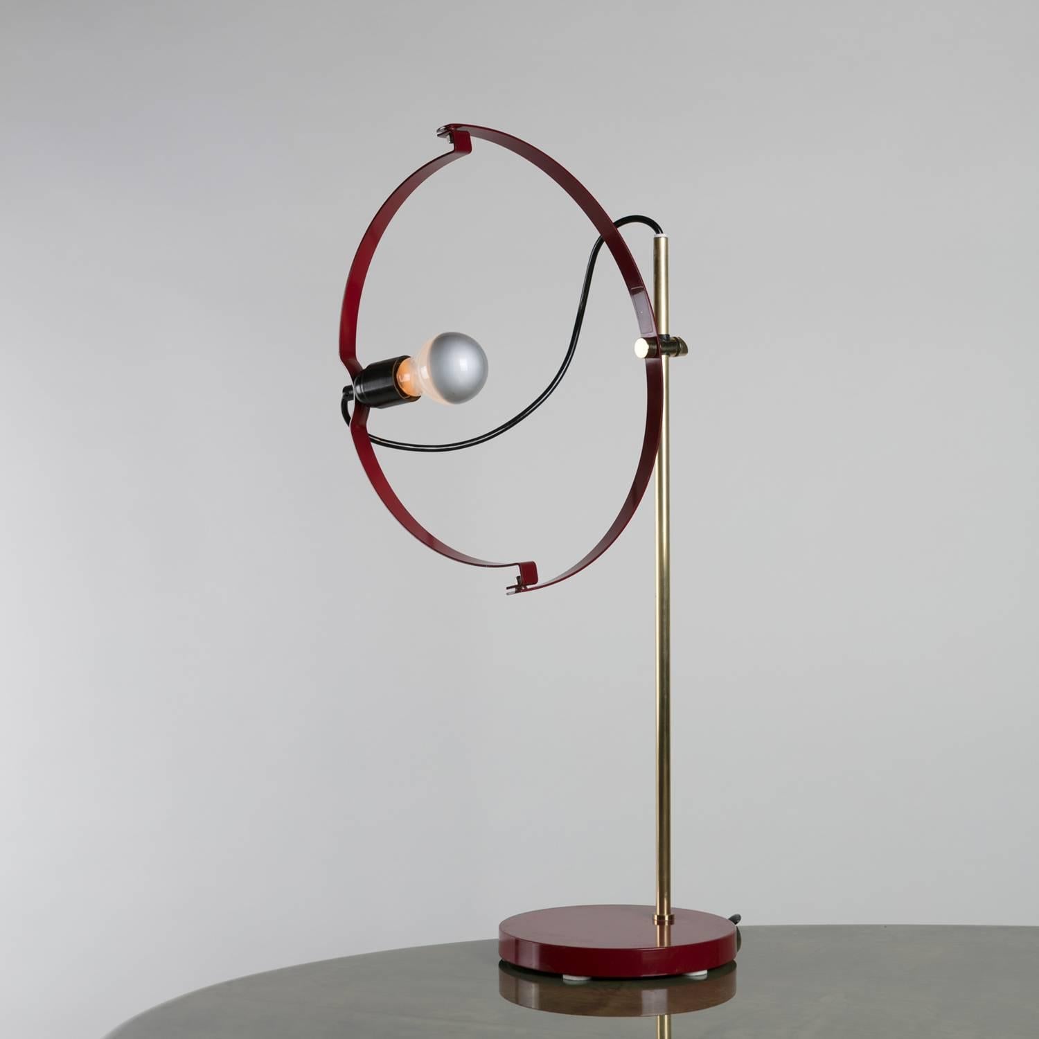Bemerkenswerte Tischleuchte von Reggiani.
Durch die drehbaren, halbkreisförmigen Arme kann die Lichtquelle frei positioniert werden.