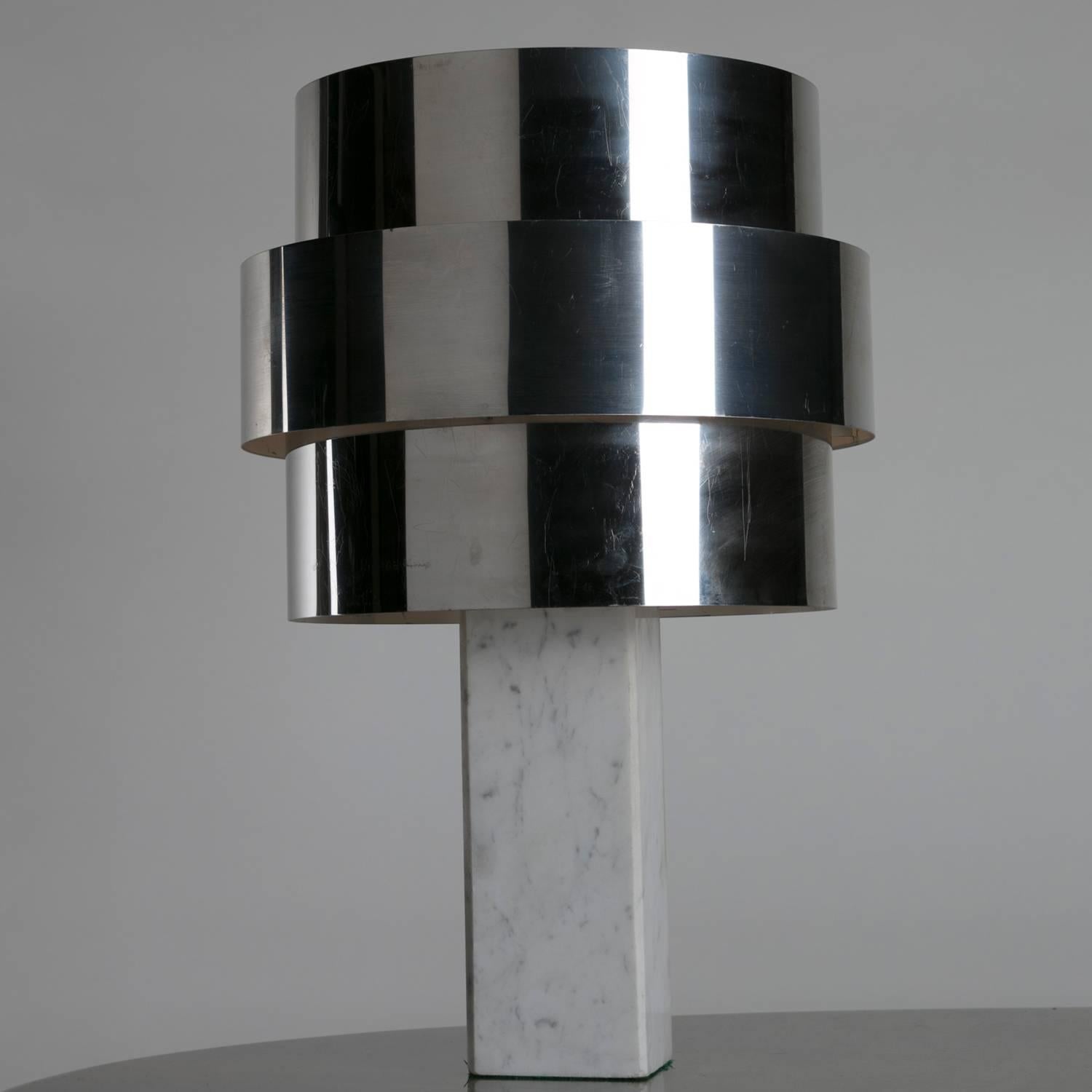 Précieuse lampe de table italienne des années 1960 avec base en marbre de carrare et abat-jour chromé composé de trois disques amovibles.