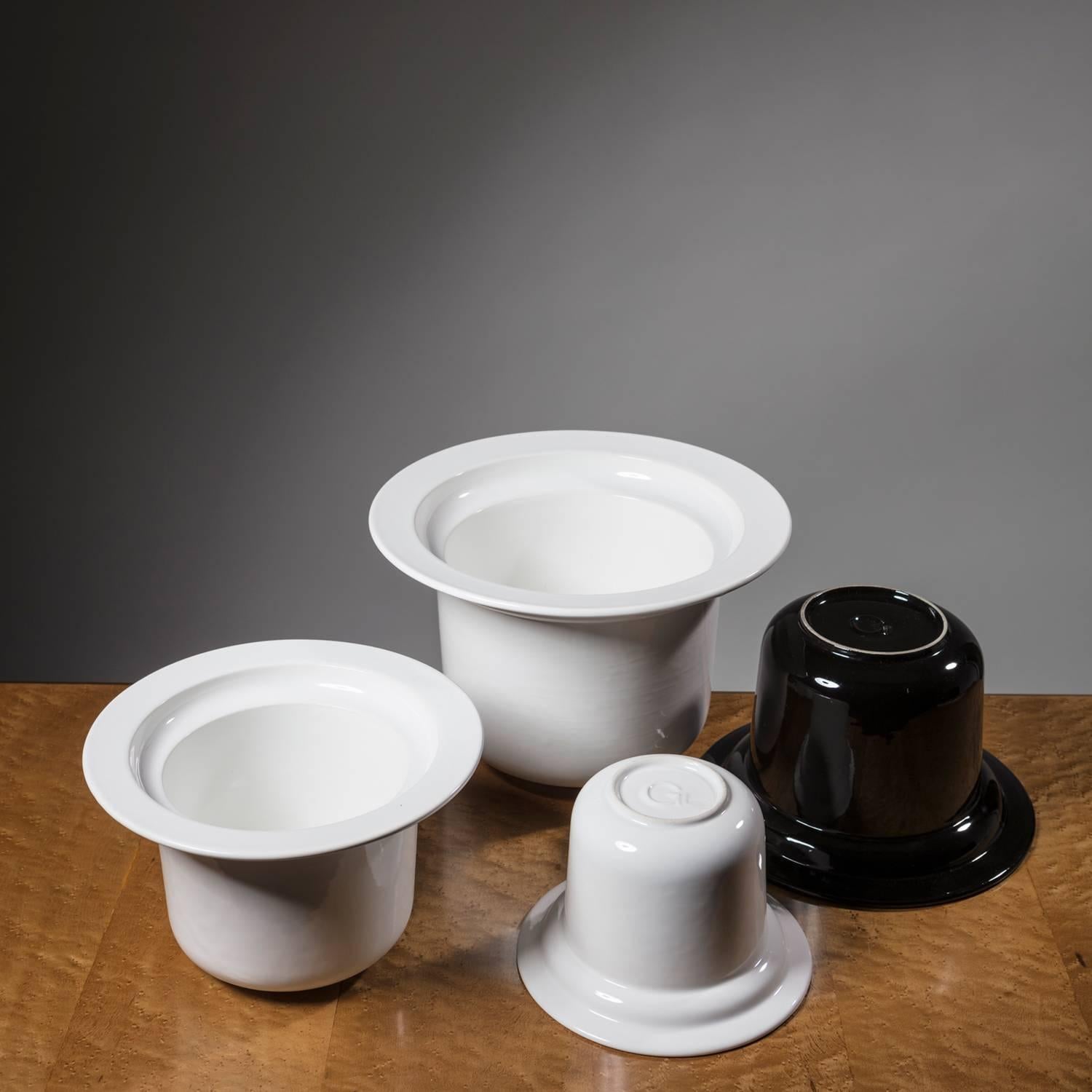 Ensemble de quatre vases de Roberto Arioli pour Gabbianelli.
Trois tailles différentes avec finition noire et blanche.
La taille se réfère à la pièce la plus grande.