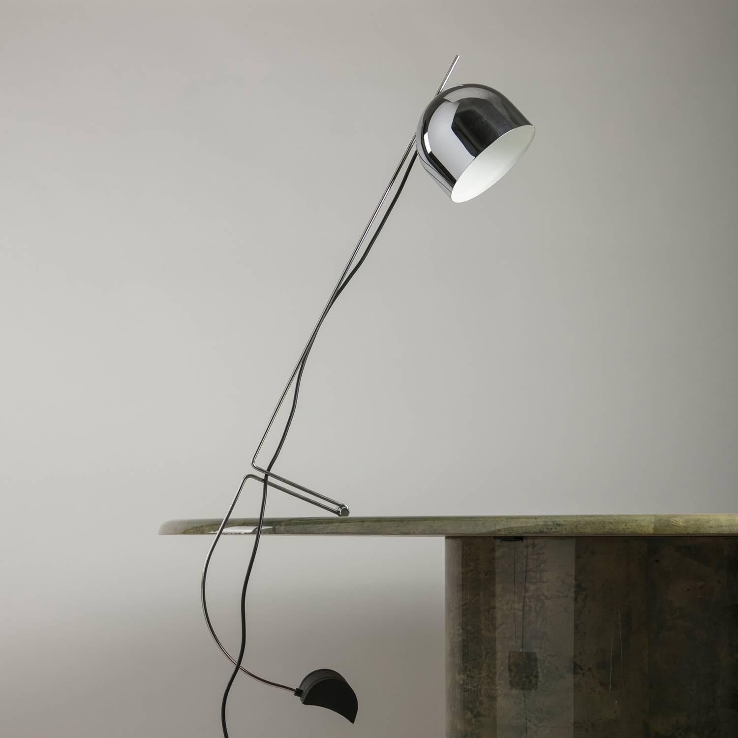 Cantilevered Italian 1970s table lamp.
Thin metal frame tube with adjustable shade and heavy counterweight.
This piece is a later homage to Libralux lamp designed by Roberto Menghi.