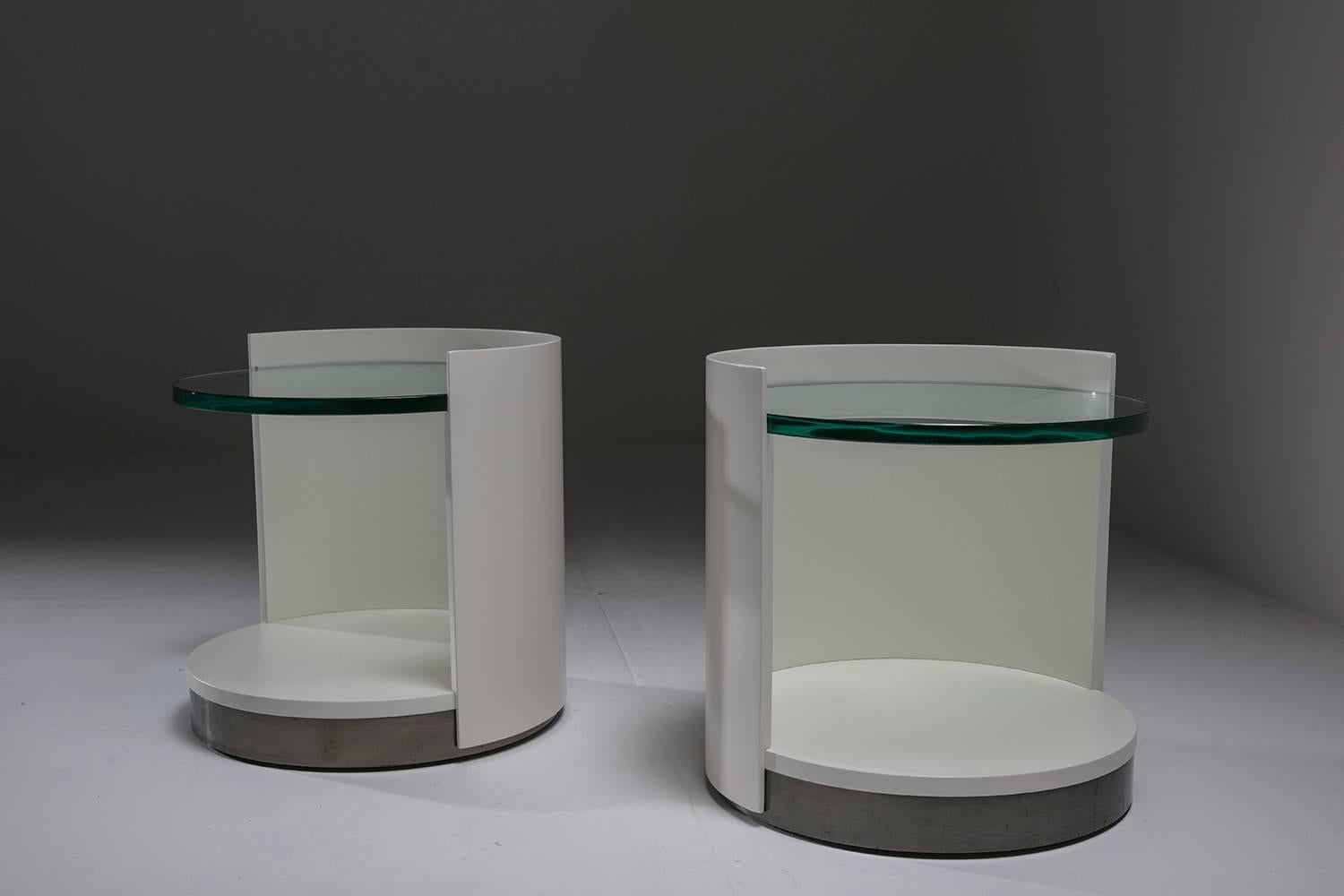 Remarkable pair of nightstands by Gianni Moscatelli for Formanova.
Each piece features a matte white lacquered wood frame, thick glass top and metal base on wheels.
