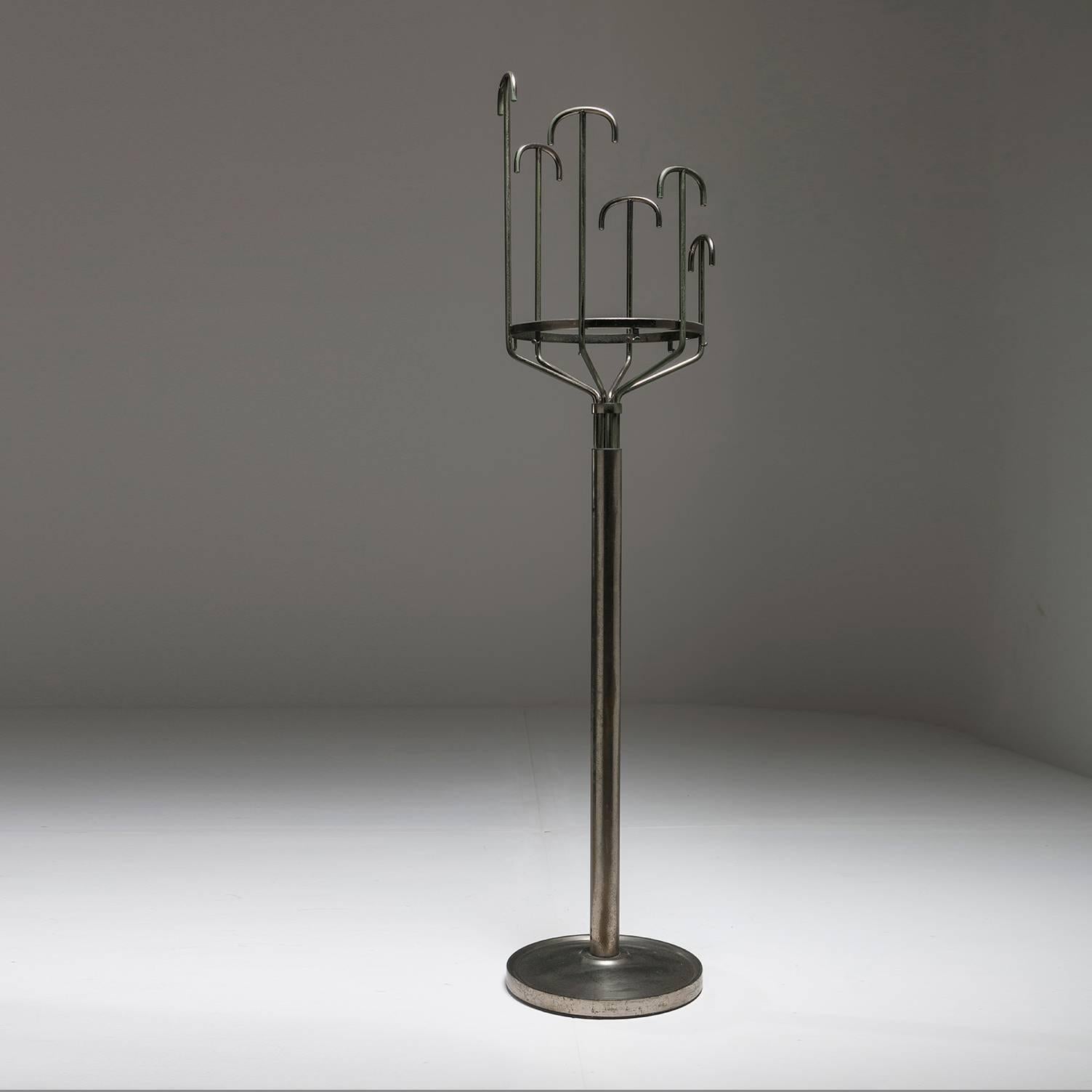 Melpomene coat stand by Beljoioso, Peressutti and Rogers for Artemide.
Chrome brown brass finish with six top arms and a lower ring with several hooks.
 